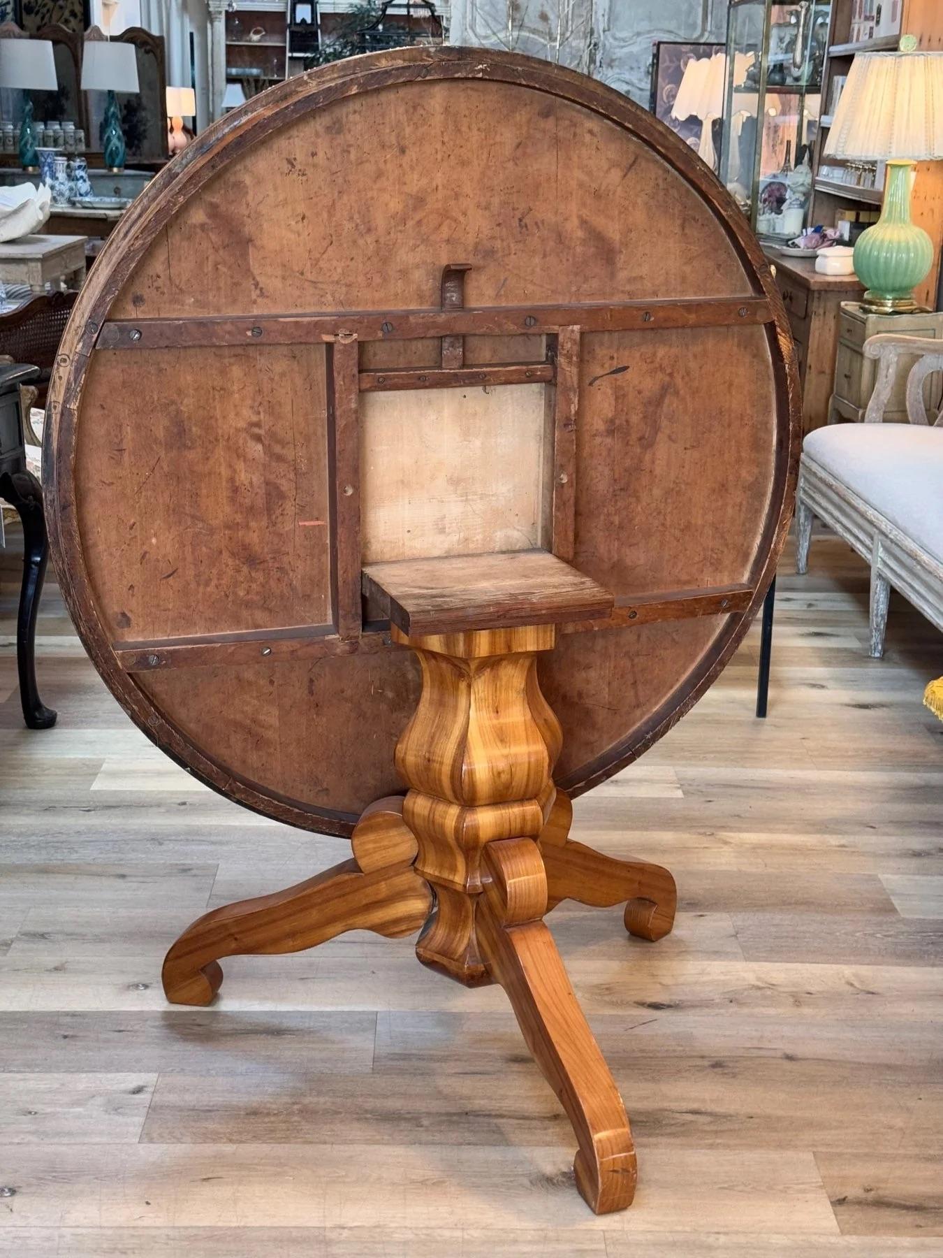 Fruitiers Table de salle à manger ronde, 19e siècle Biedermeier en vente