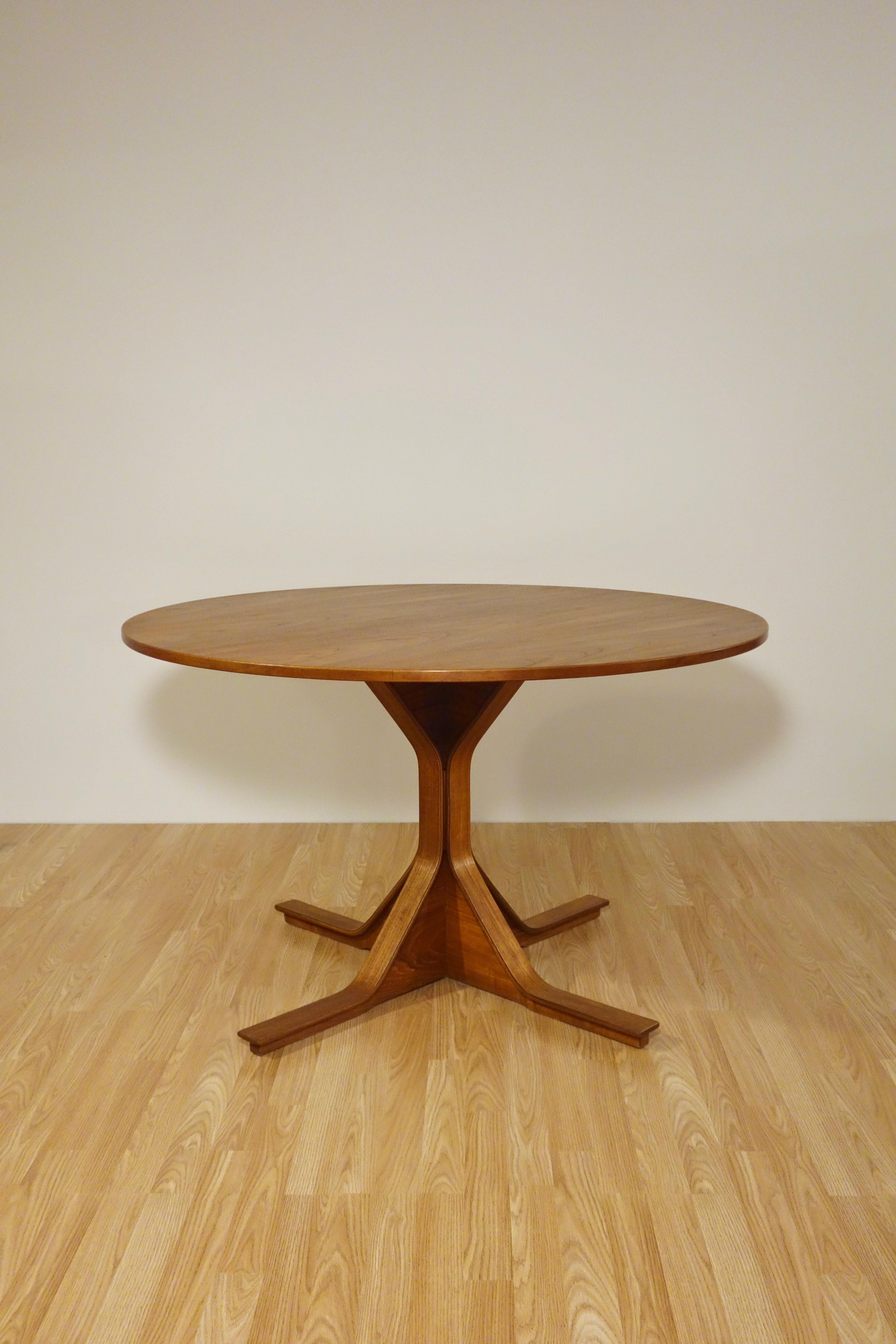 Mid-Century Modern Table de salle à manger ronde 522 de Gianfranco Frattini pour Bernini, Italie 1956