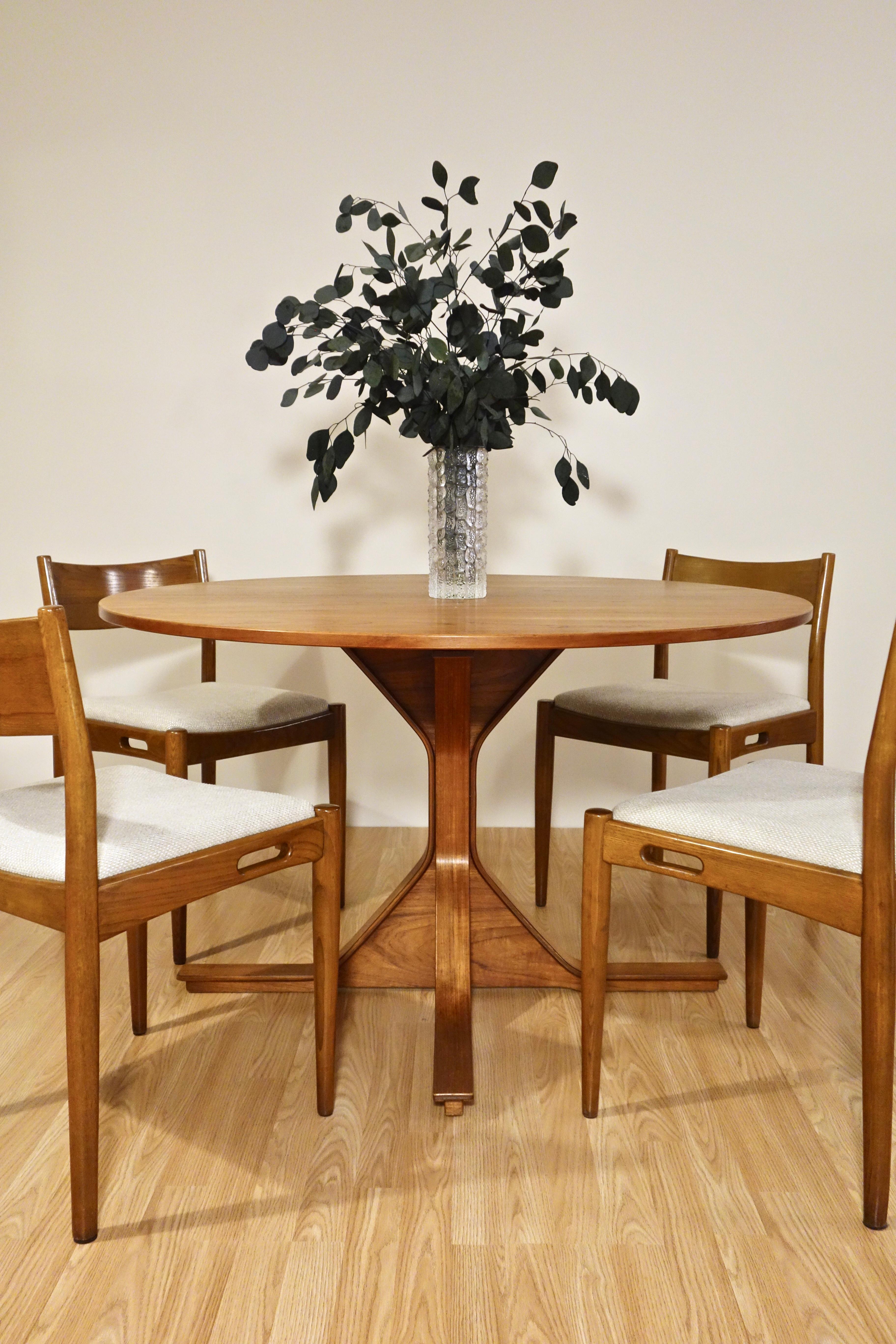 Oiled Round dining table 