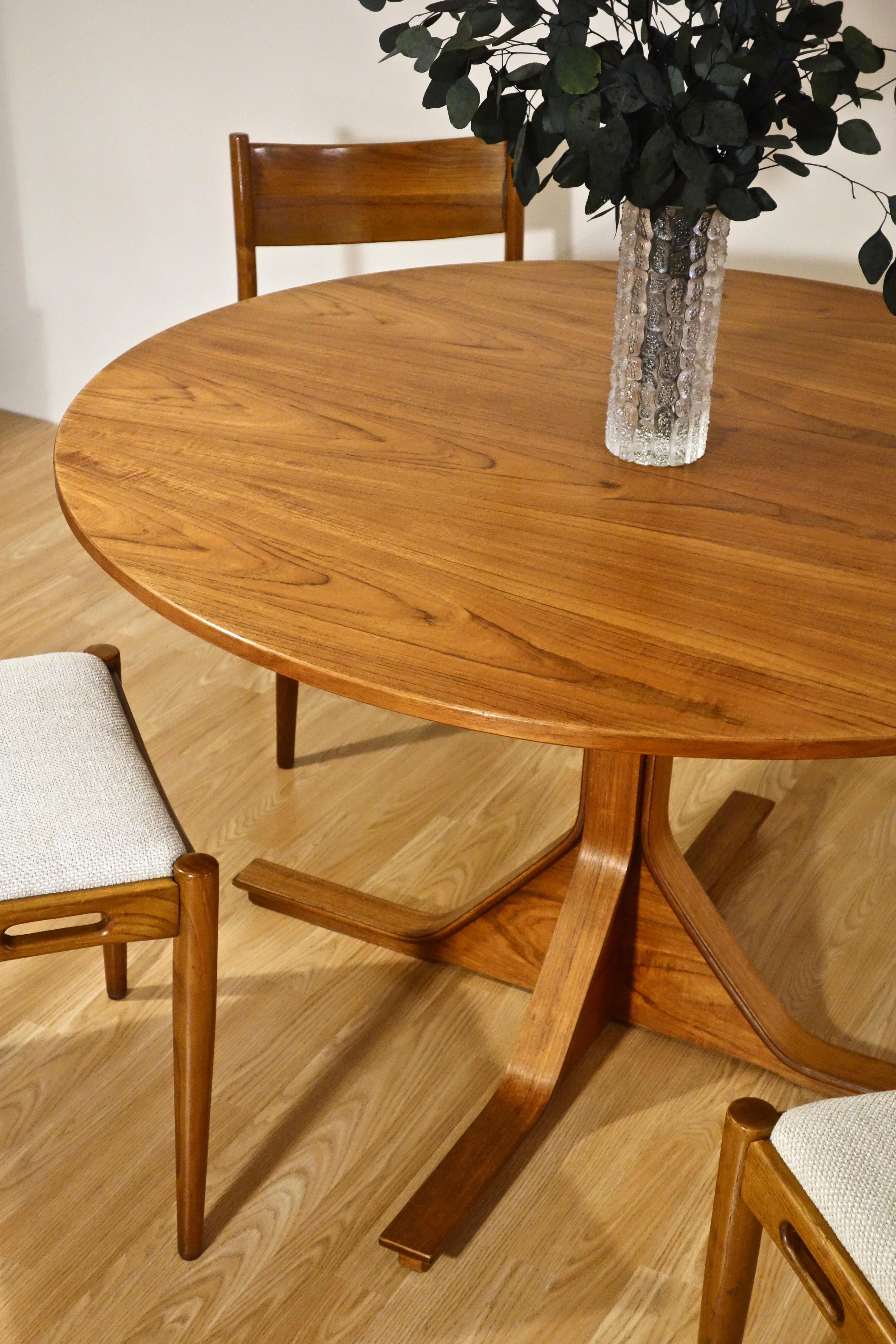 Mid-20th Century Round dining table 