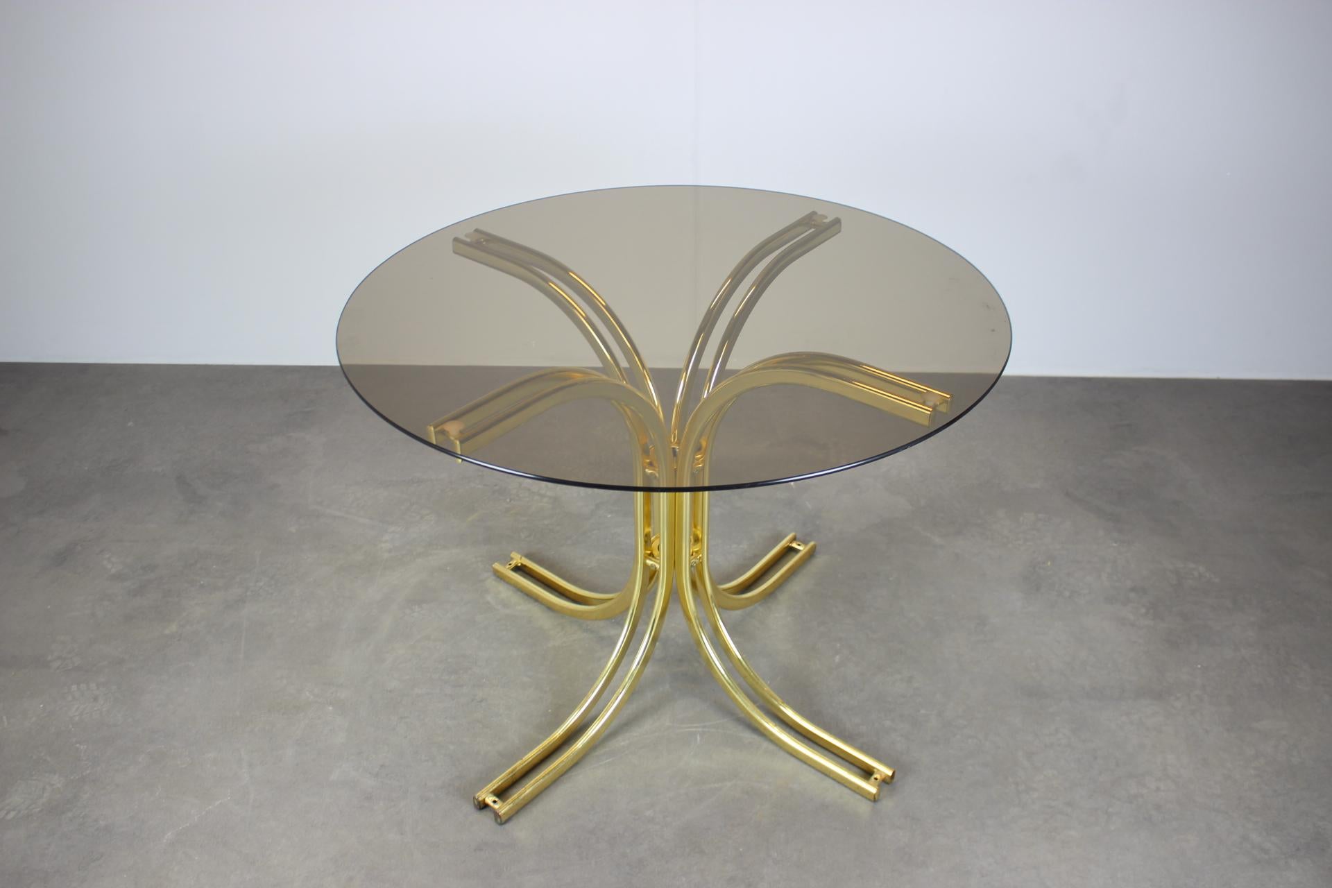 - Le laiton est patiné -
- Laiton partiellement manquant
- Le verre présente des rayures dues à l'utilisation quotidienne
- Table très élégante
- Bon état d'origine.