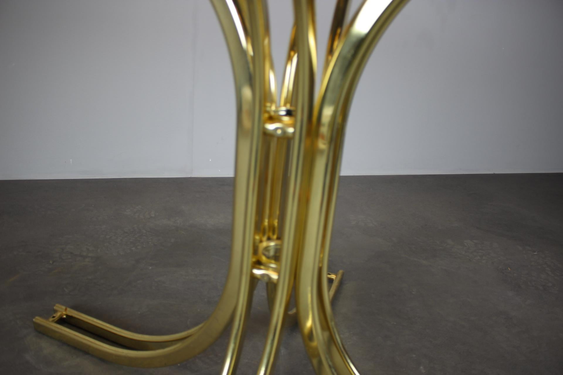 italien Table de salle à manger ronde en laiton et verre / Italie, années 1980 en vente