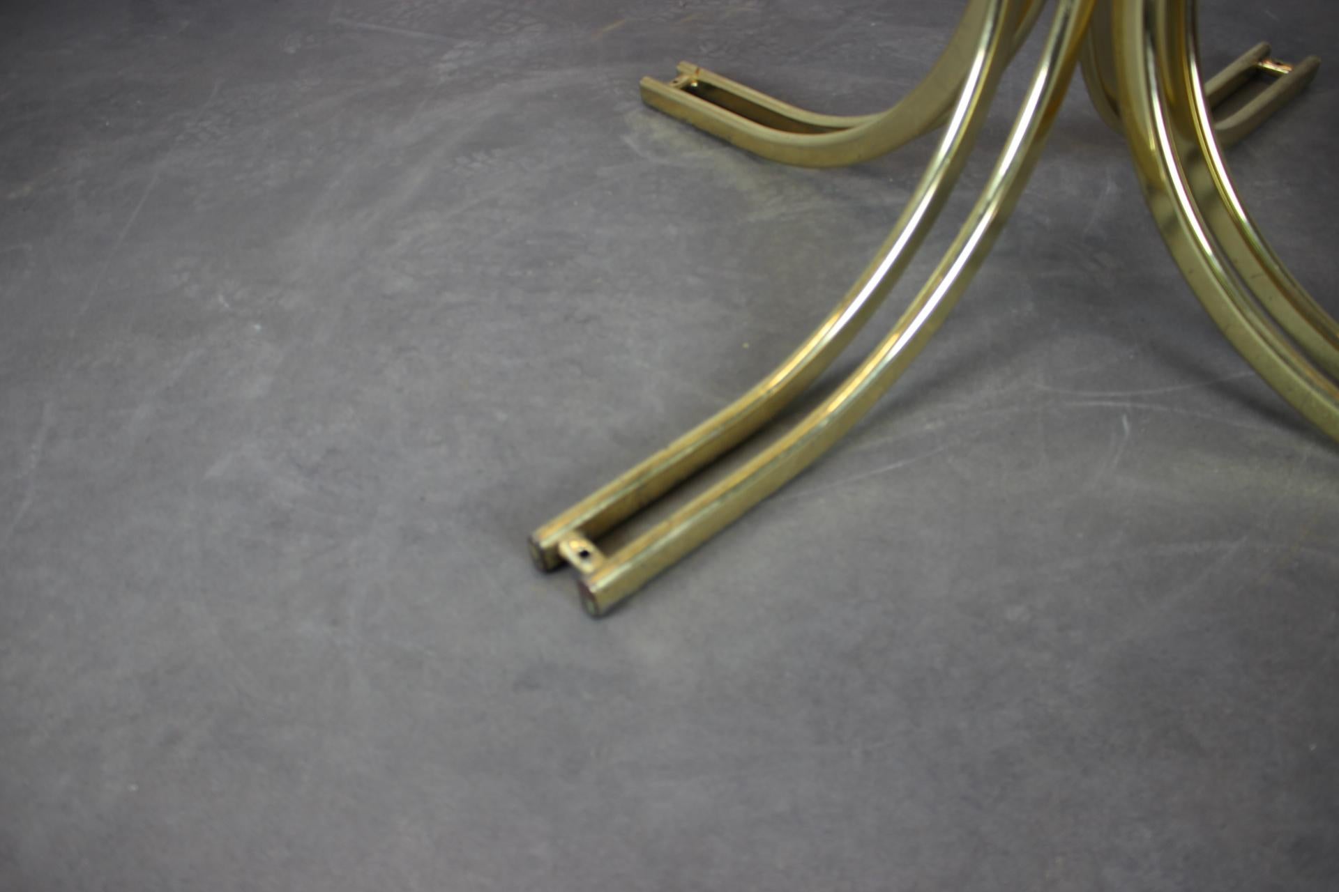 Table de salle à manger ronde en laiton et verre / Italie, années 1980 Bon état - En vente à Praha, CZ