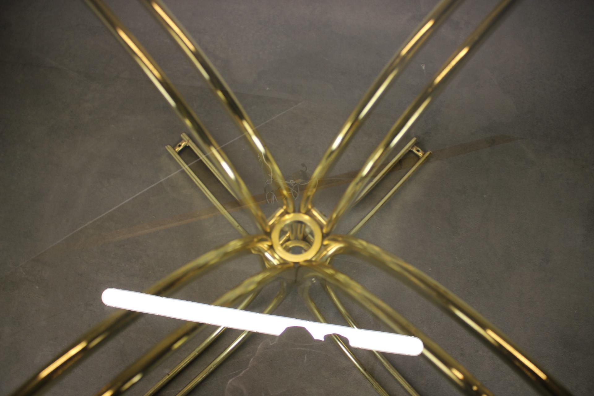 Verre Table de salle à manger ronde en laiton et verre / Italie, années 1980 en vente