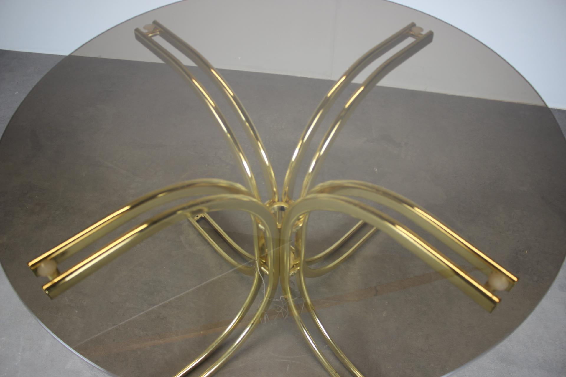 Table de salle à manger ronde en laiton et verre / Italie, années 1980 en vente 1