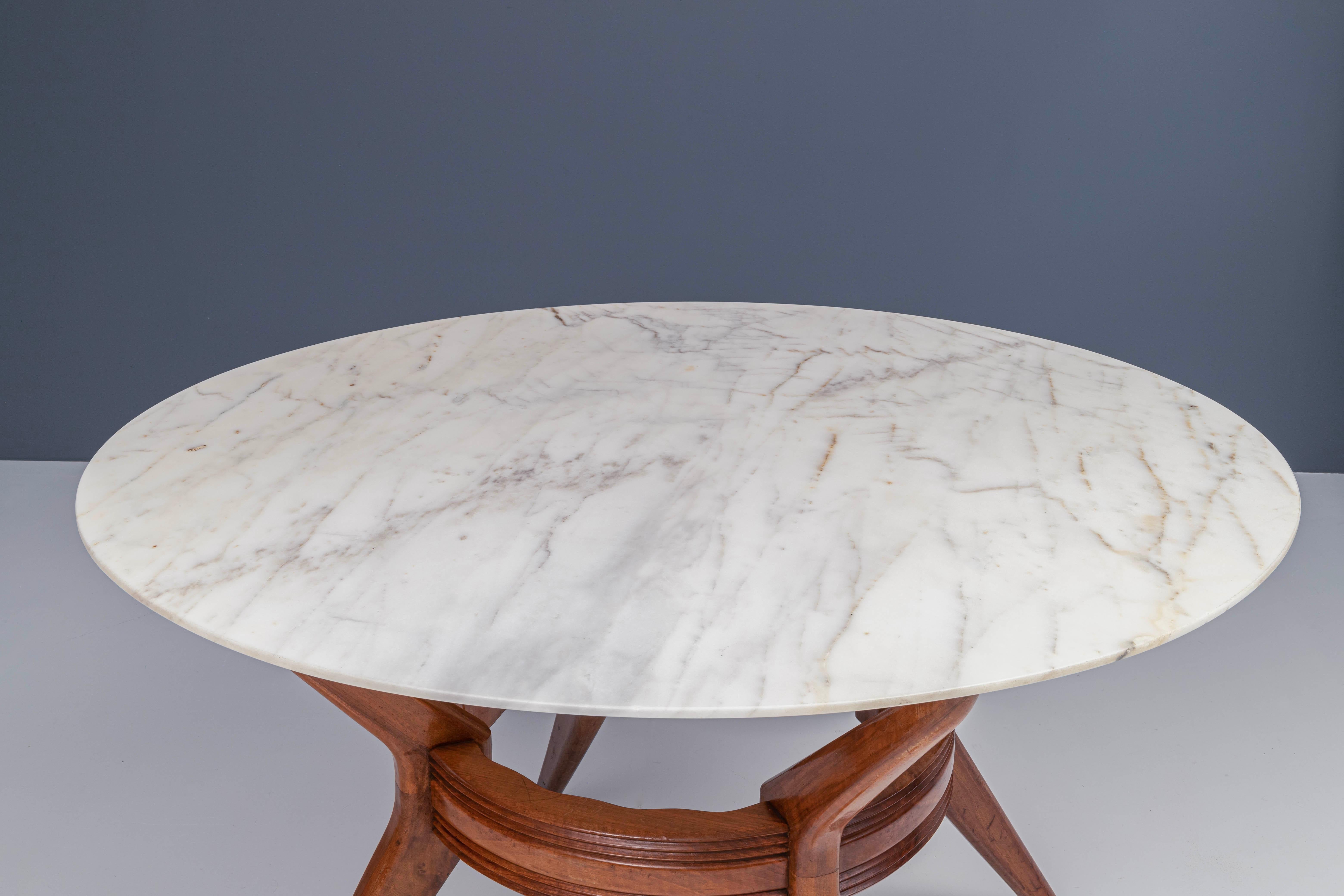 Table de salle à manger ronde d'Ariberto Colombo en marbre et bois, Italie, années 1950 Bon état - En vente à Amsterdam, NL
