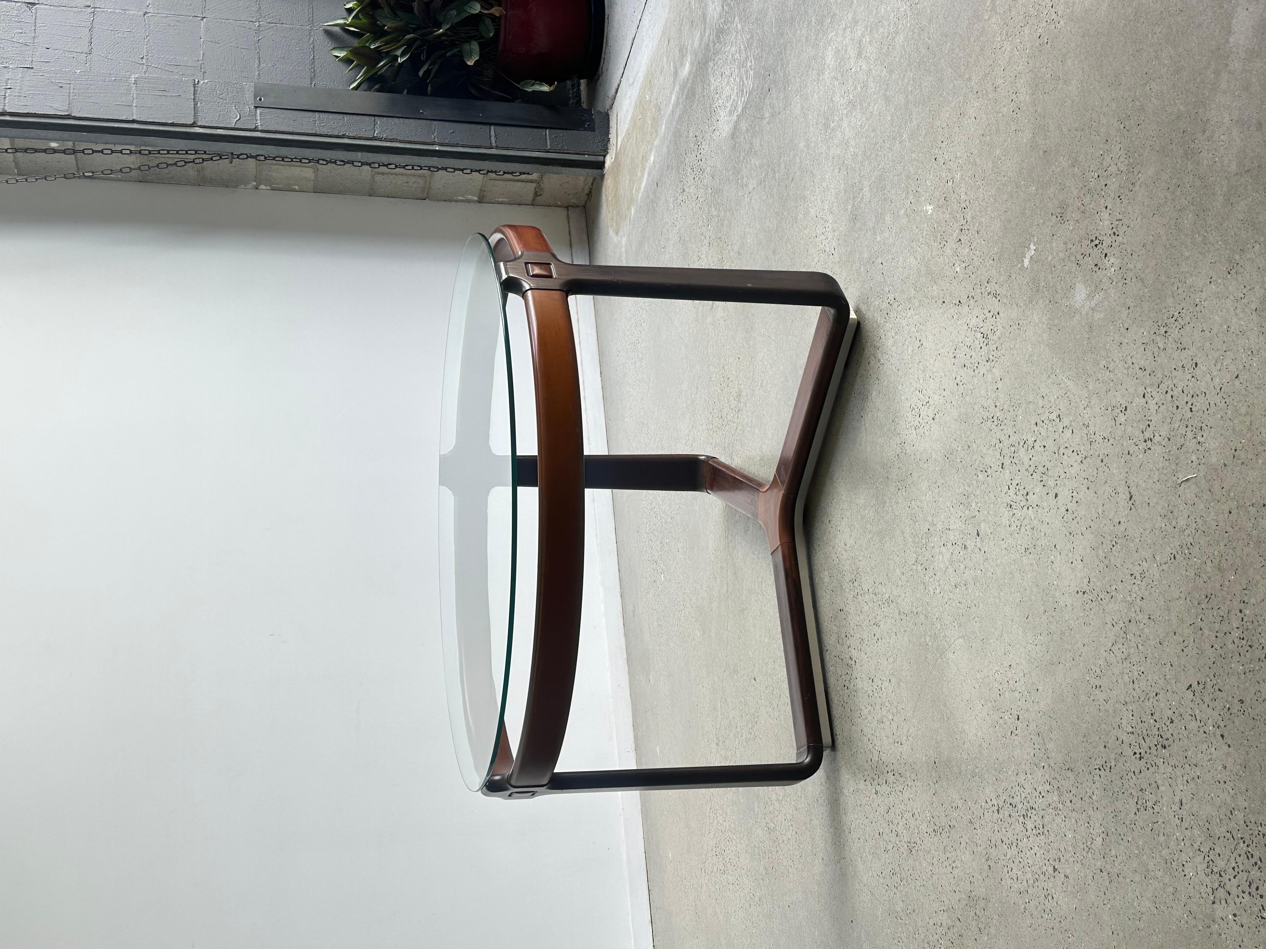 Mesa de comedor redonda de Collezioni Ceccotti con tablero de cristal y estructura de madera en venta 4