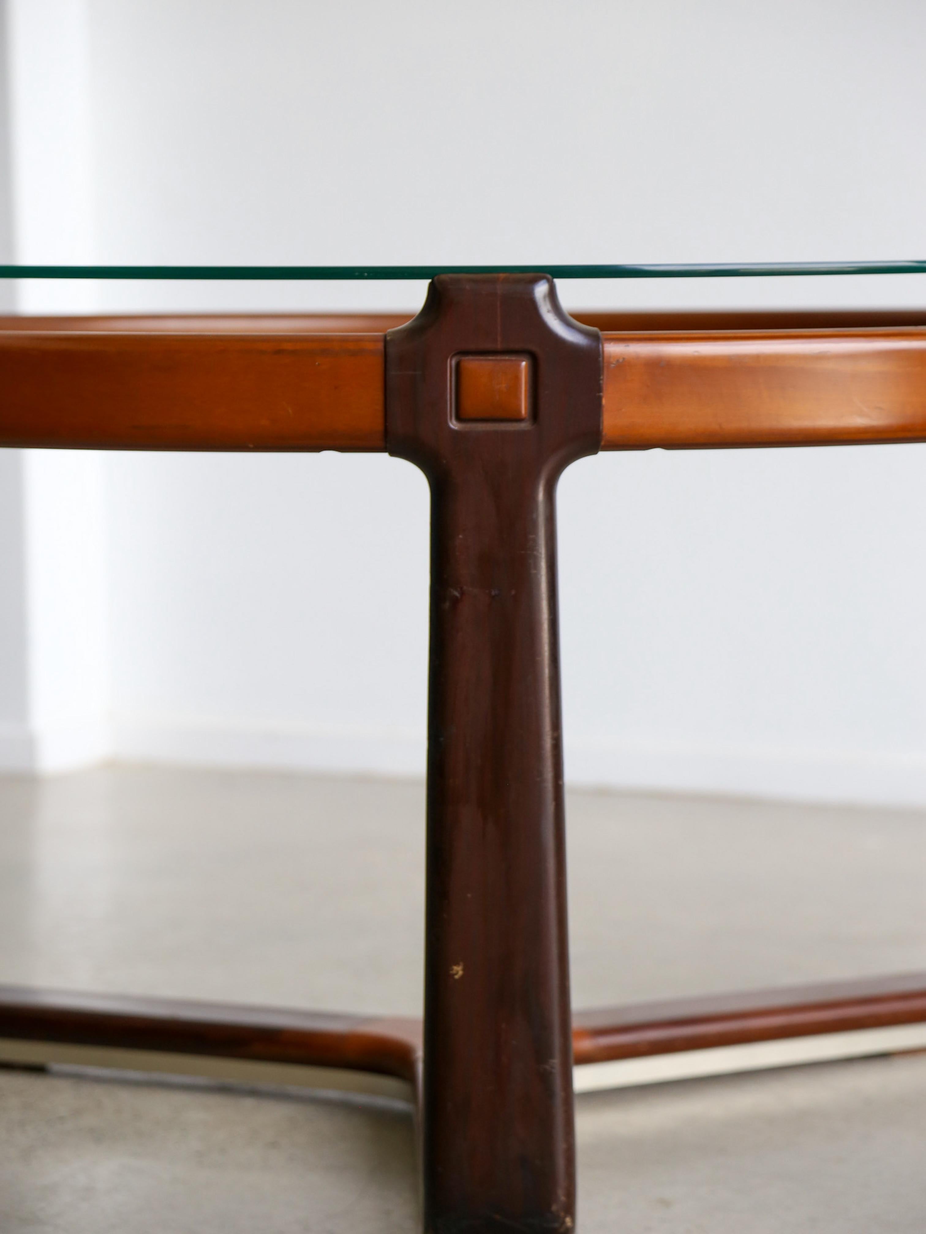 Fabricada por el prestigioso fabricante de muebles italiano Ceccotti Collezioni, esta mesa de comedor encarna la combinación perfecta de artesanía y diseño innovador. Conocida por su maestría en el trabajo de la madera y su estética atemporal,