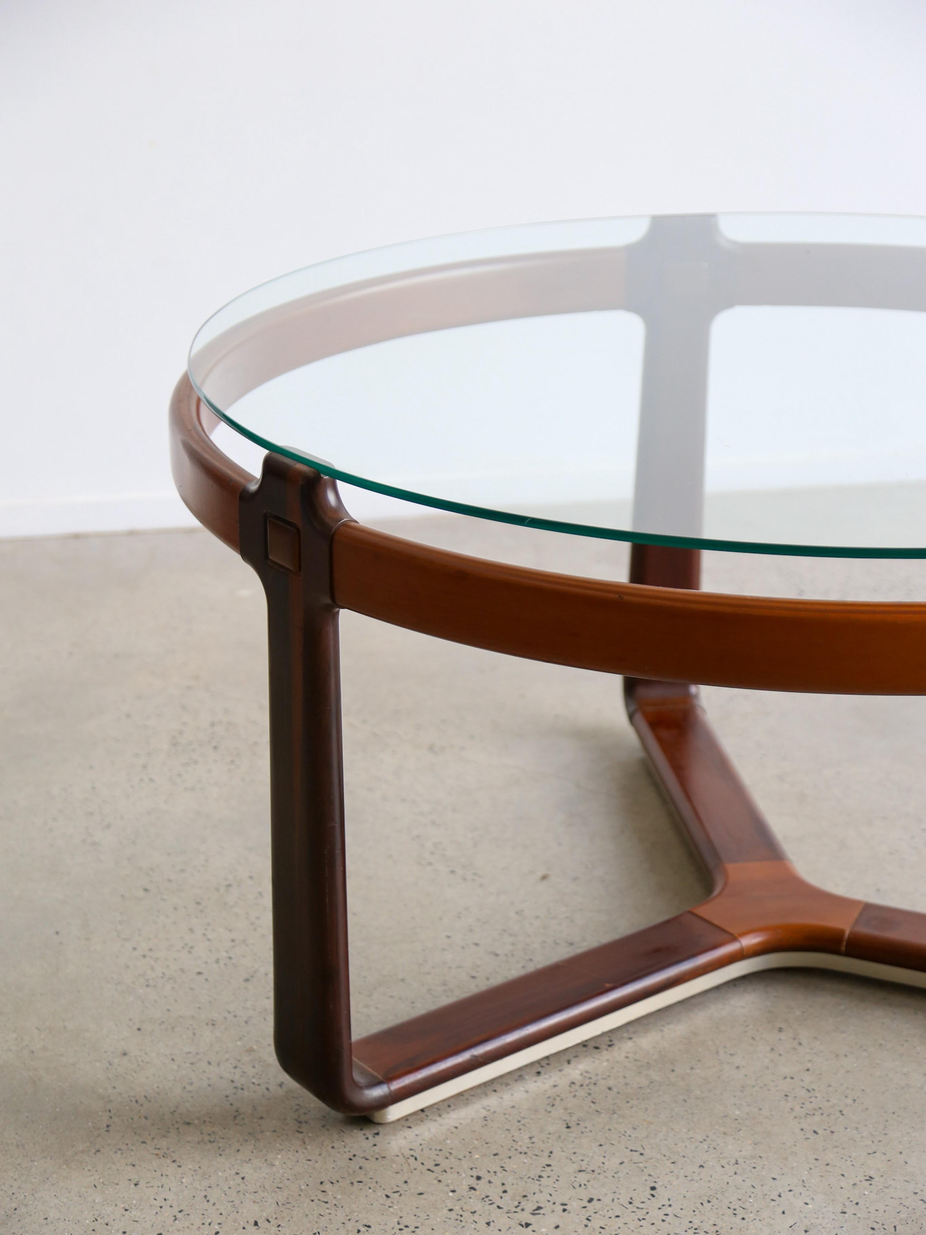 Mesa de comedor redonda de Collezioni Ceccotti con tablero de cristal y estructura de madera en Bueno estado para la venta en Byron Bay, NSW