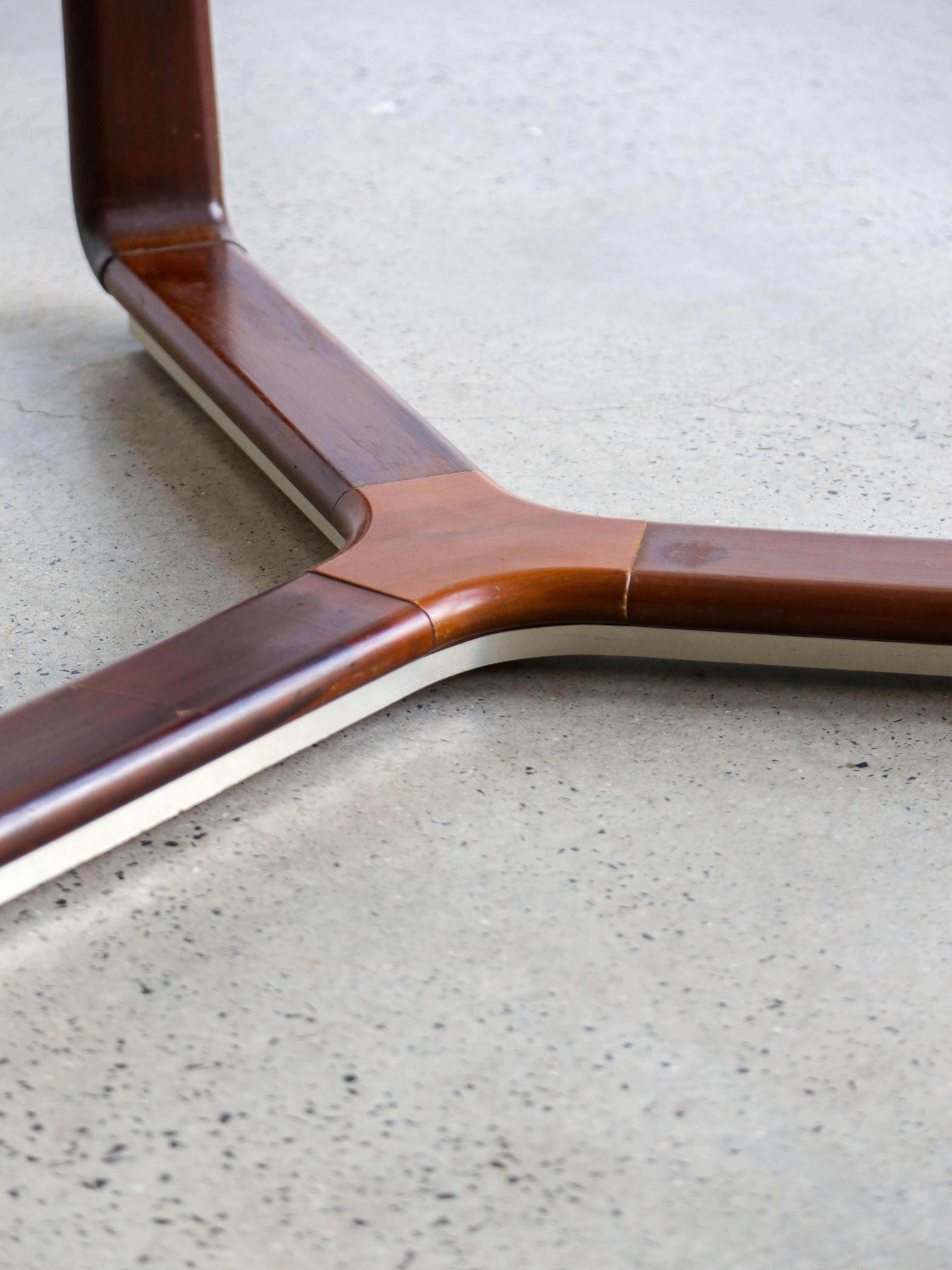 Mesa de comedor redonda de Collezioni Ceccotti con tablero de cristal y estructura de madera finales del siglo XX en venta