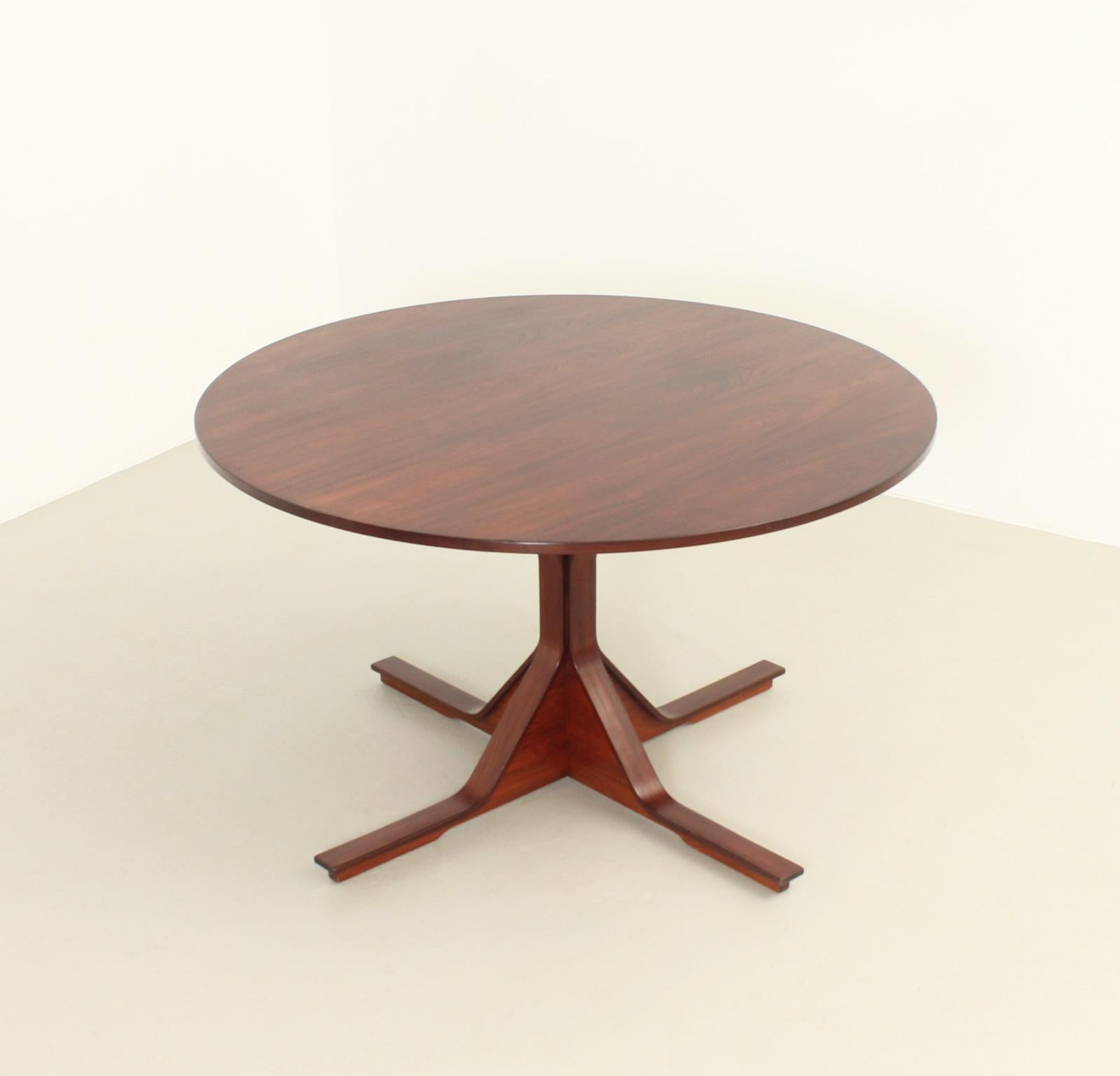 Round dining table model 522 designed in 1960 by Gianfranco Frattini for Bernini, Italy. Hardwood plywood.