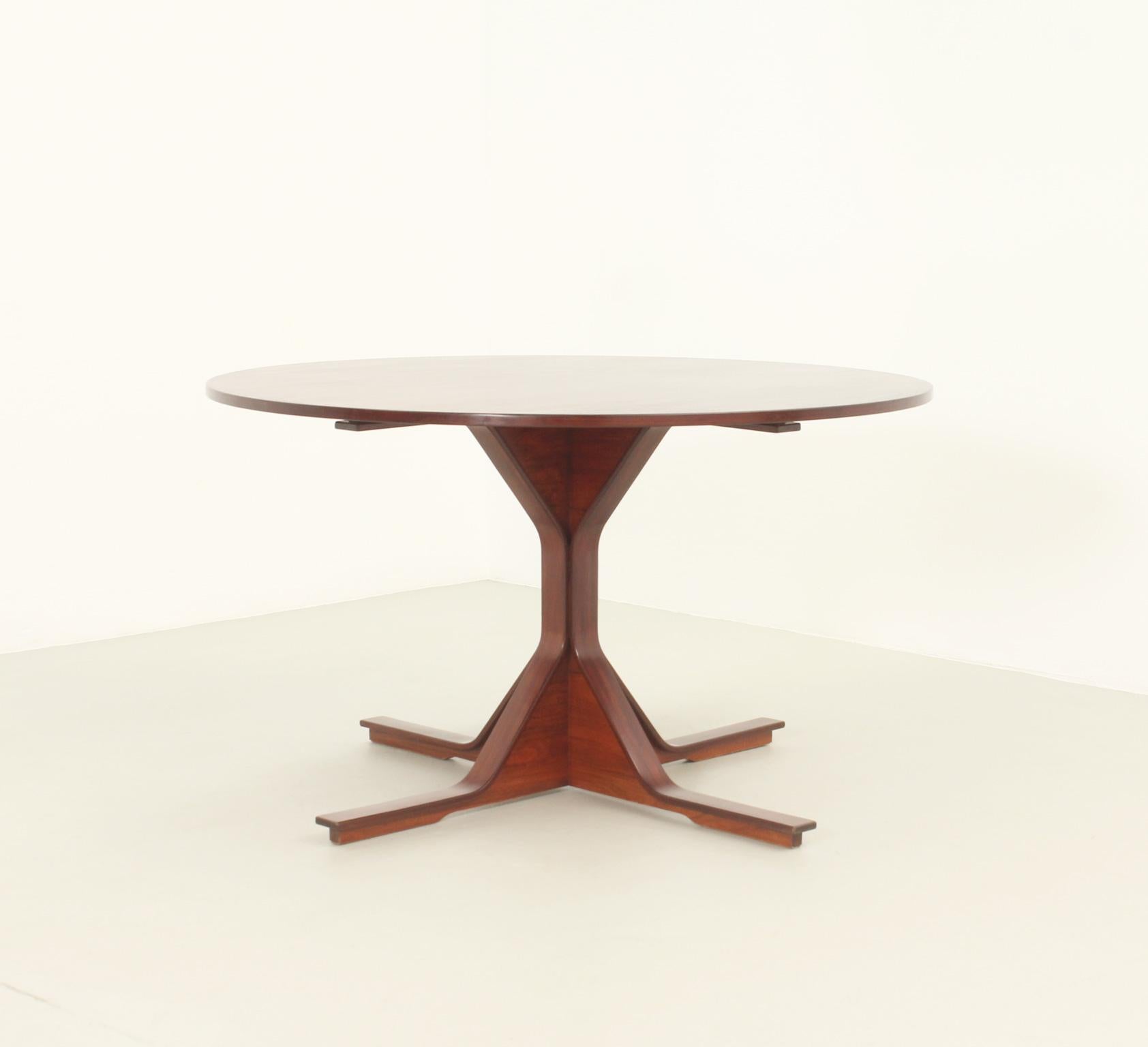 Round Dining Table by Gianfranco Frattini for Bernini, Italy, 1960 In Good Condition In Barcelona, ES