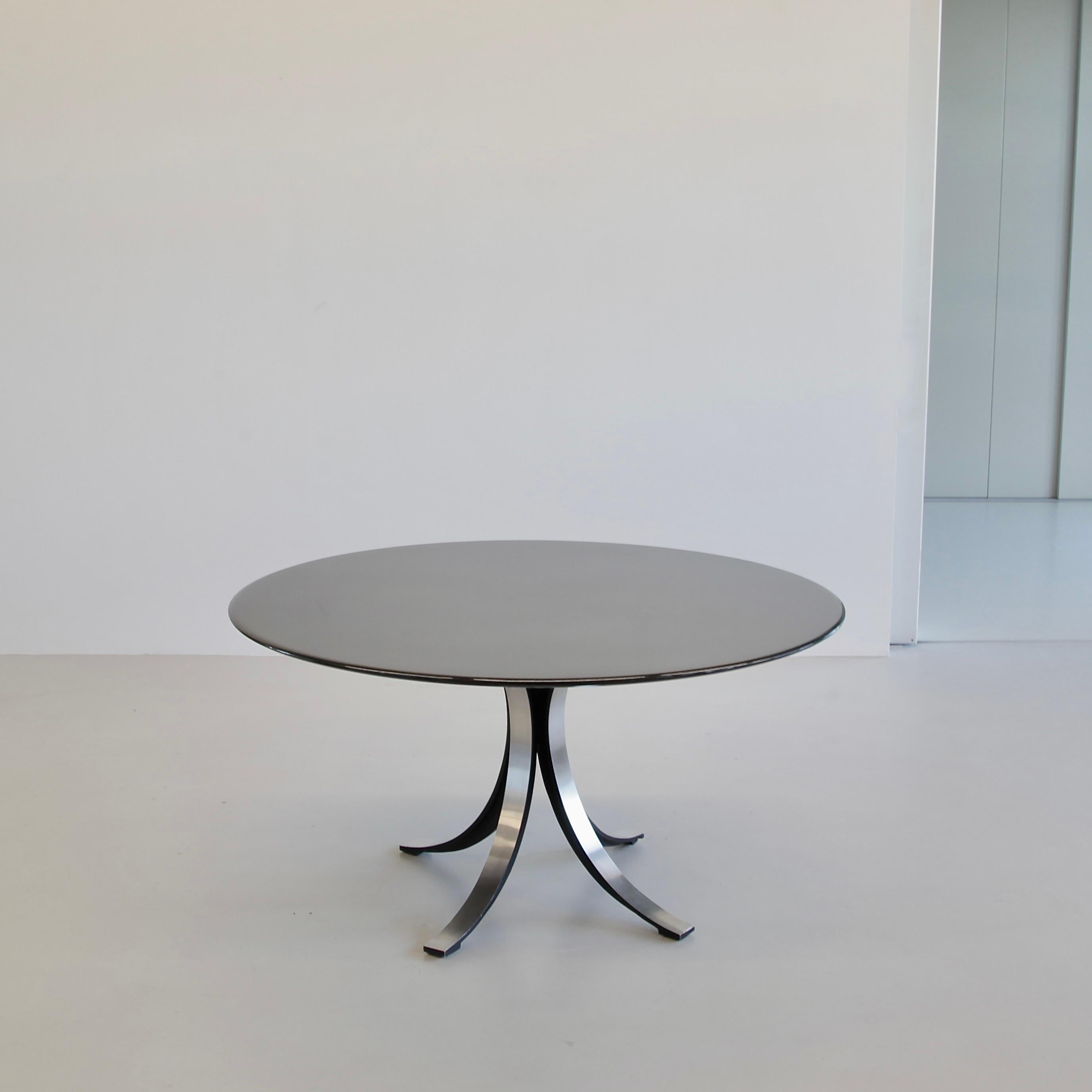 Round Dining Table by Osvaldo Borsani & Eugenio Gerli, Black Top, 1963/64 In Good Condition In Berlin, Berlin
