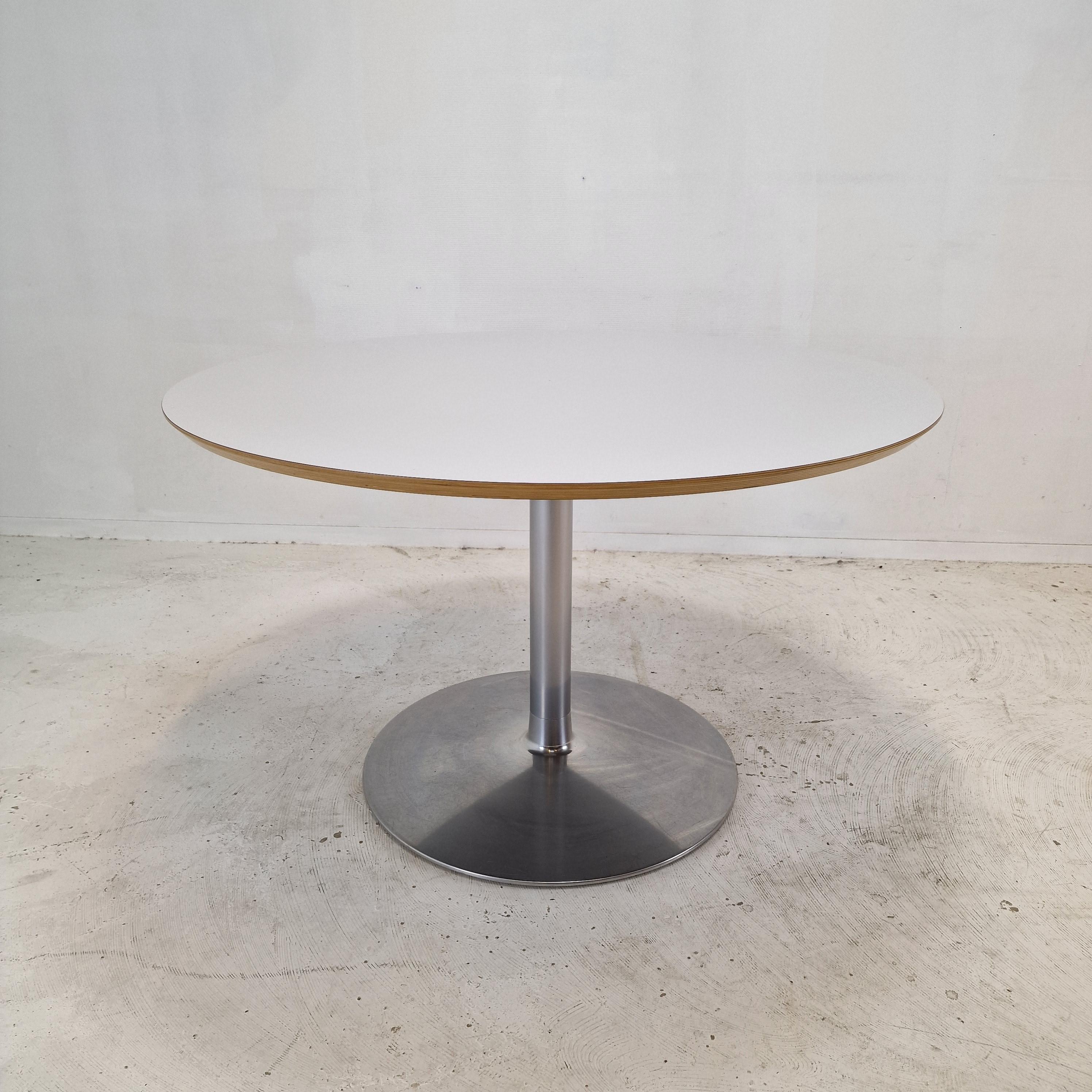 Very nice round dining table. 
Designed by the famous Pierre Paulin in the 60's for Artifort. 

Very stable foot with a wooden white plated top. 

The table is in very good condition with the normal traces of use (see the pictures).

We work with