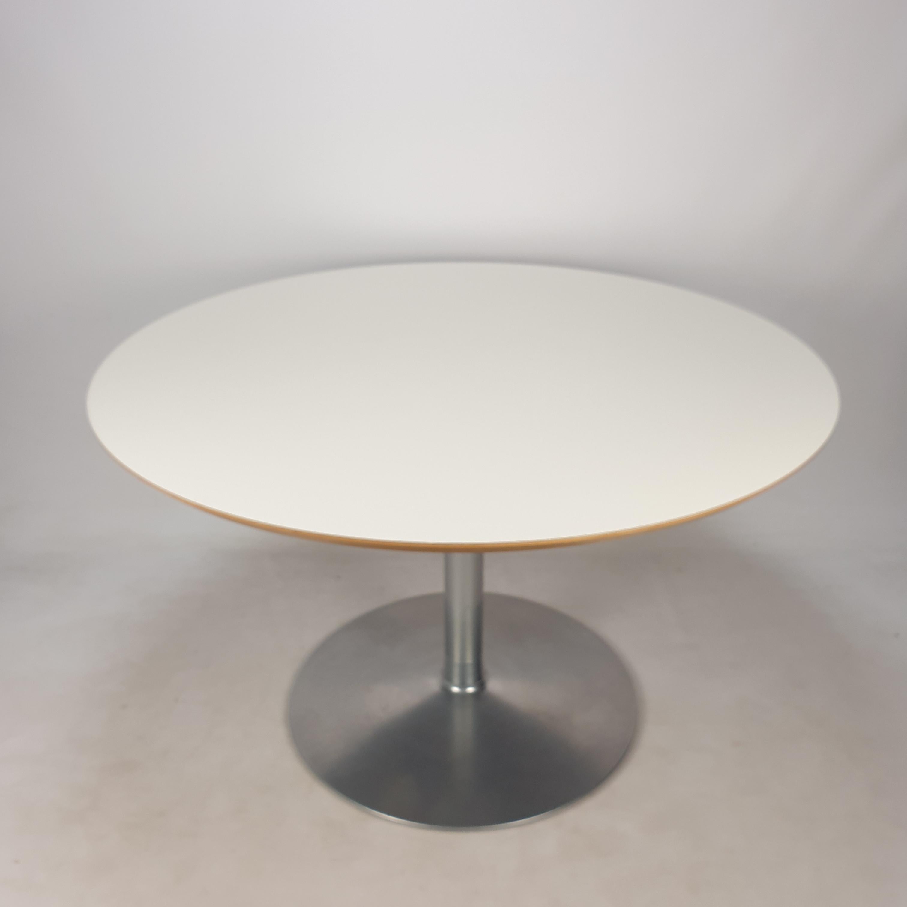 Very nice round dining table. 
Designed by the famous Pierre Paulin in the 60's for Artifort. 

Very stable foot with a wooden white plated top. 

The table is in very good condition with the normal traces of use (see the pictures).

We work with