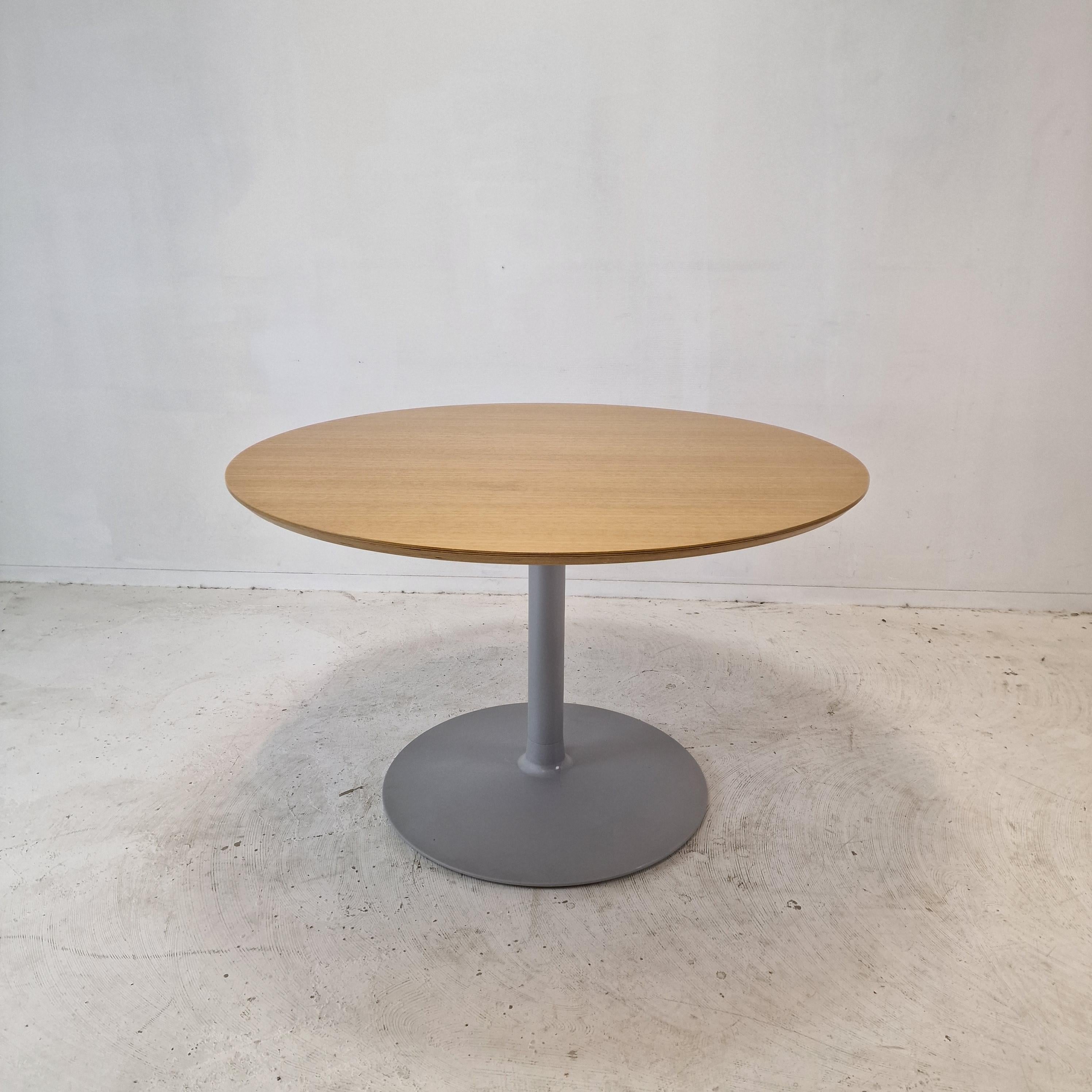 Very nice round dining table. 
Designed by the famous Pierre Paulin in the 60's for Artifort. 
This particular item is fabricated in 2019.

Very stable foot in the color grey with a wooden plated top. 

The table is in very good condition with the
