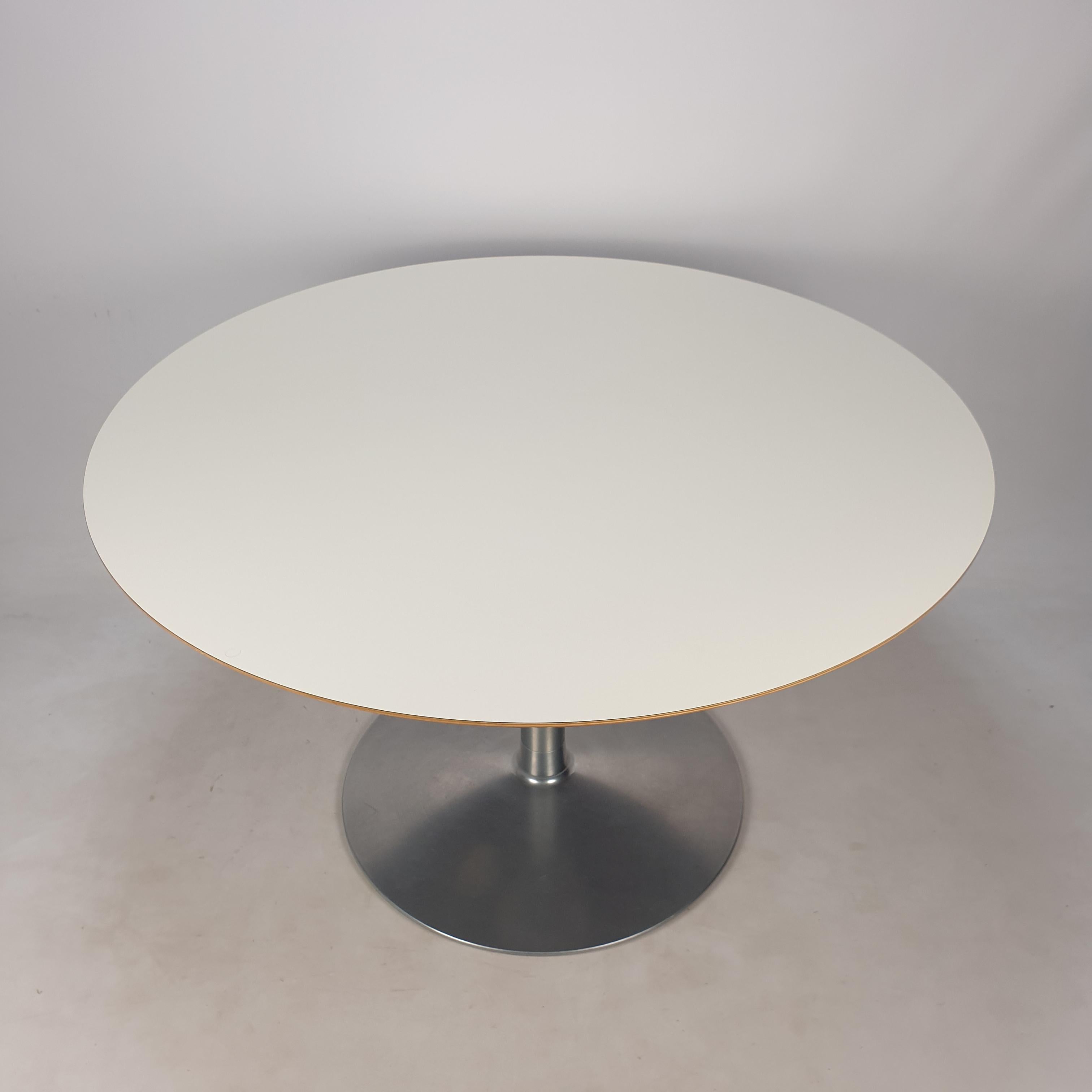 Mid-Century Modern Round Dining Table by Pierre Paulin for Artifort For Sale