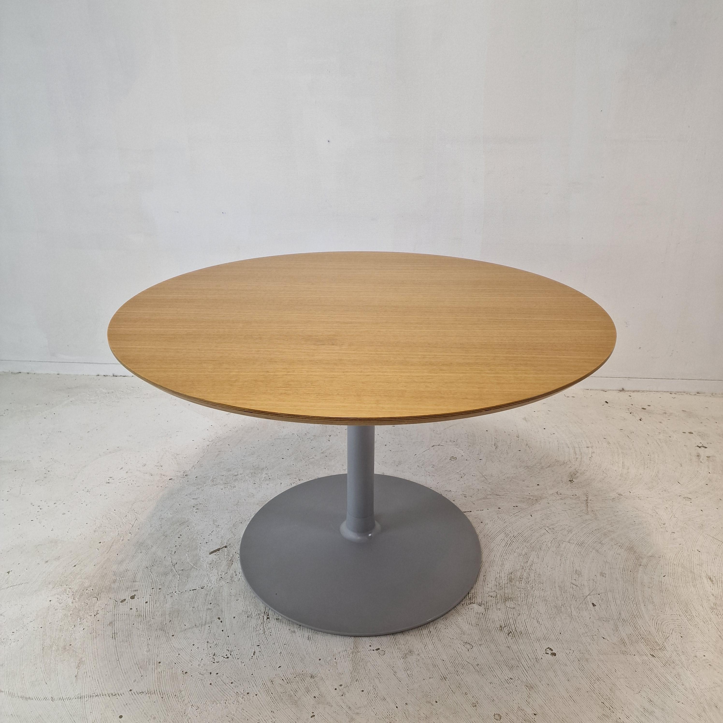 Mid-Century Modern Round Dining Table by Pierre Paulin for Artifort For Sale