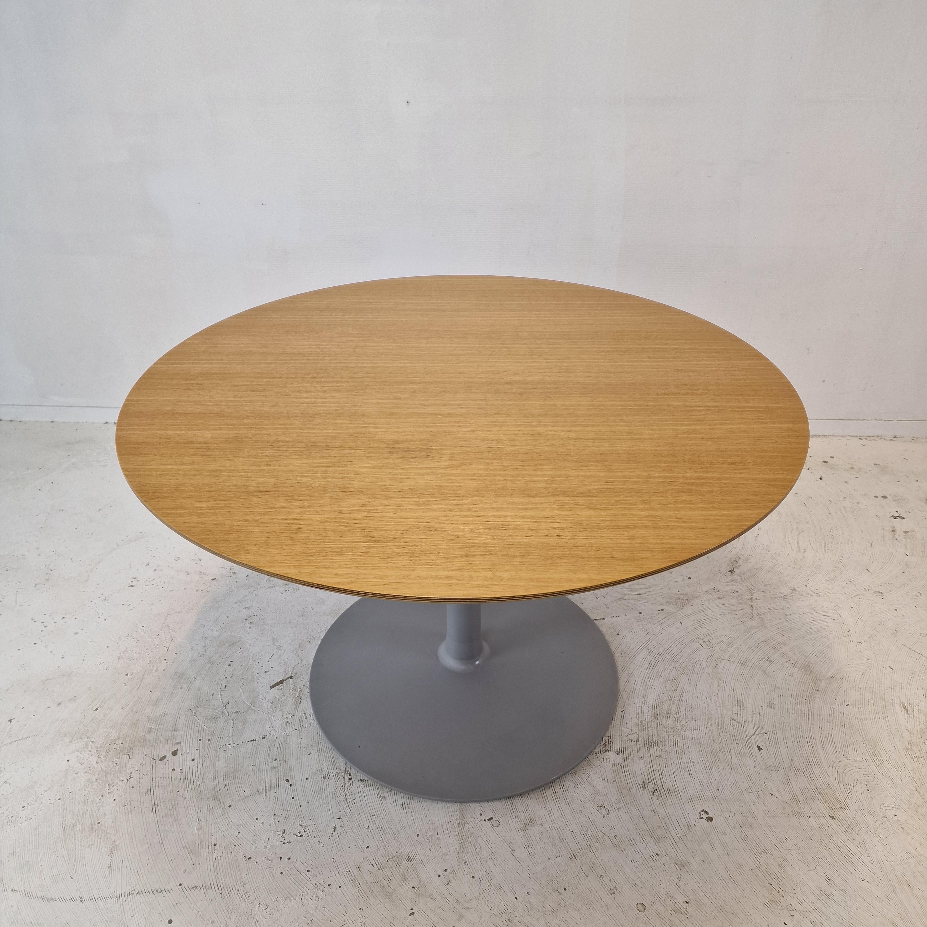 Dutch Round Dining Table by Pierre Paulin for Artifort For Sale