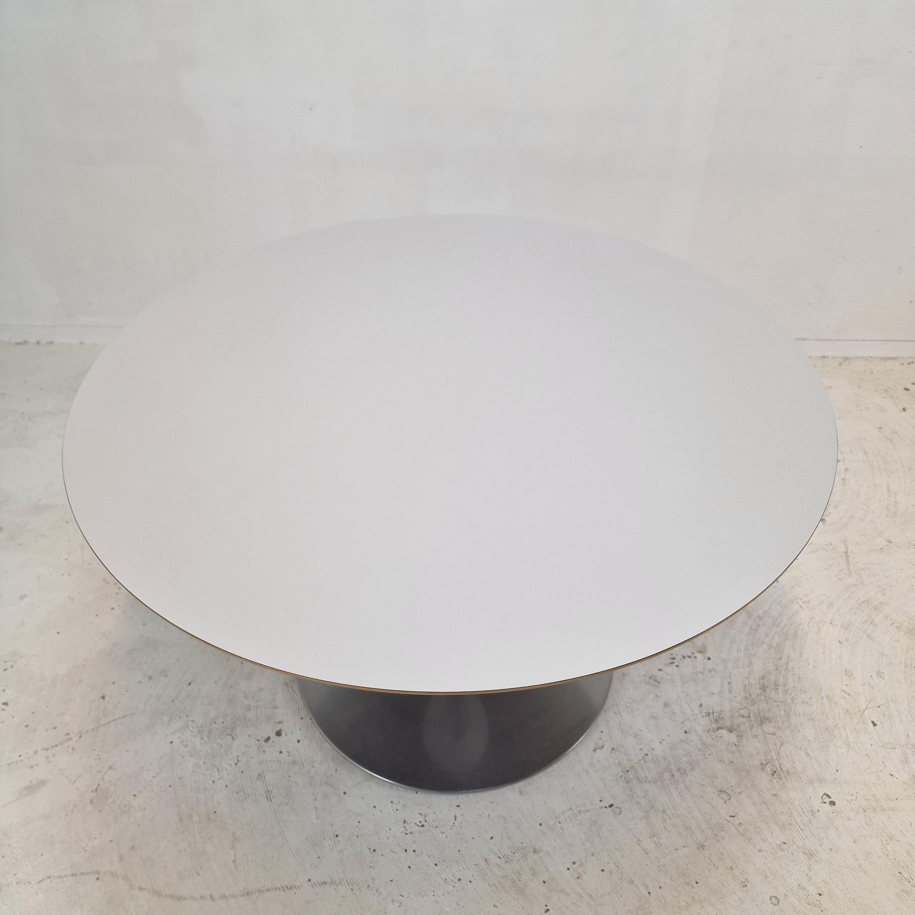 Round Dining Table by Pierre Paulin for Artifort In Good Condition For Sale In Oud Beijerland, NL