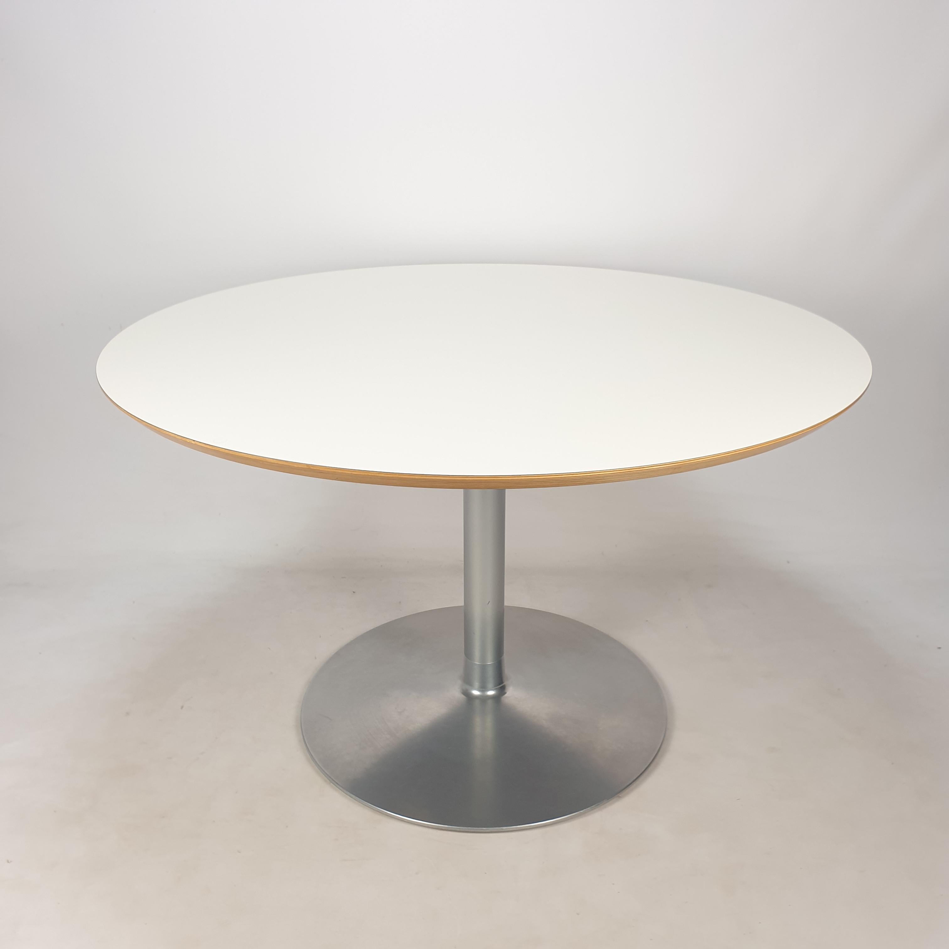 Round Dining Table by Pierre Paulin for Artifort In Good Condition For Sale In Oud Beijerland, NL