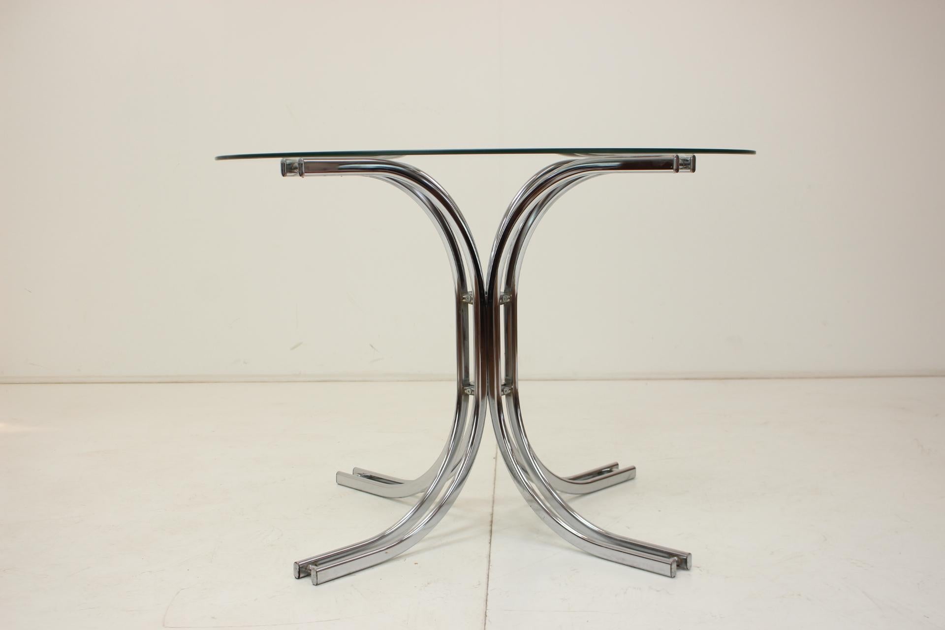 -Chrome has a smaller patina
-Glass on scratches from normal use
-Very design table
- Very good original condition.