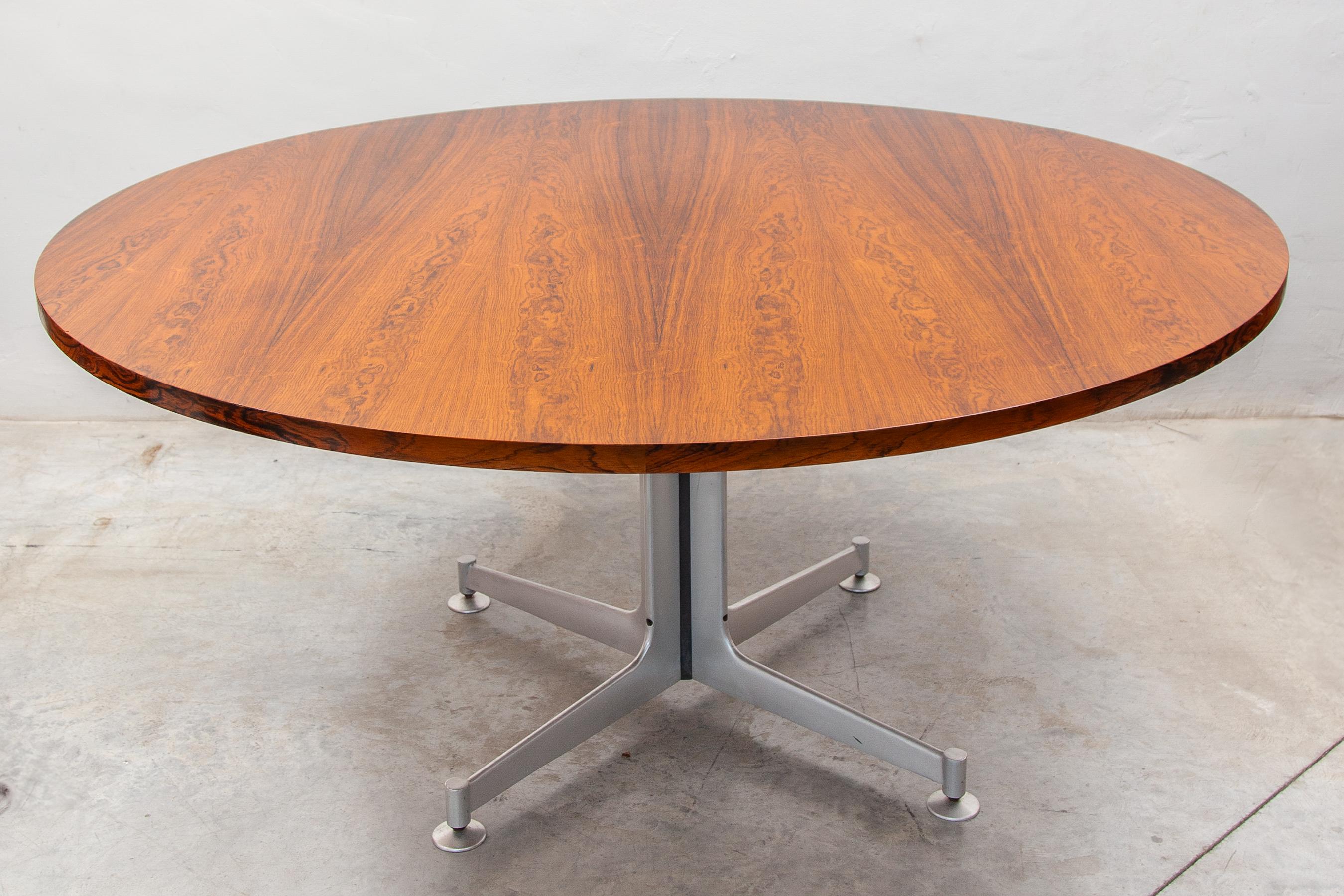 Gran mesa Knoll redonda ejecutiva de conferencia, comedor. Impresionante y rarísima mesa redonda de comedor o conferencia de Florence Knoll tiene un versátil diámetro de 158 cm. Tiene una tapa de madera maciza chapada en nogal  y una base de