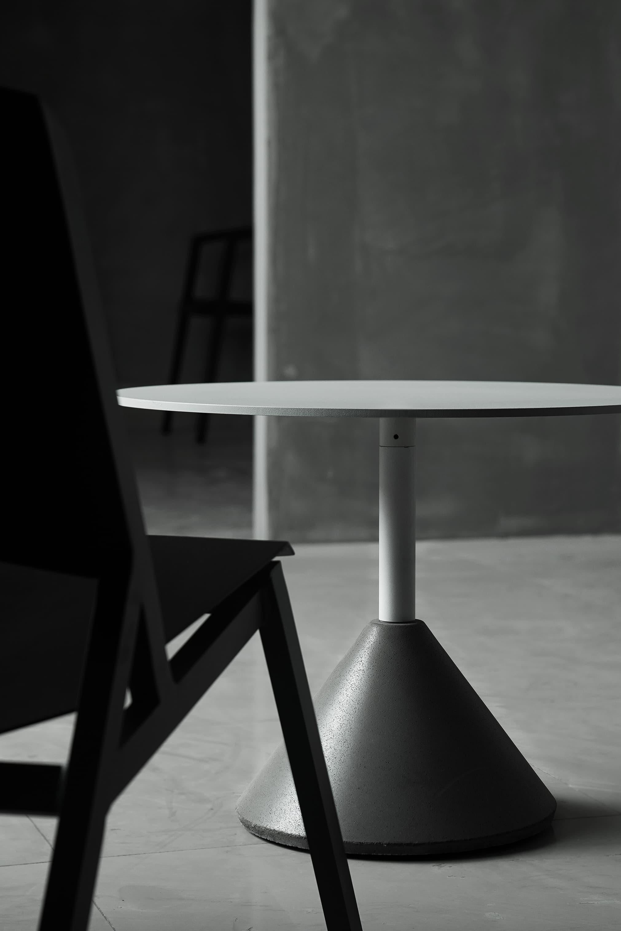 Table de salle à manger ronde 'DING' en béton et aluminium 'Black' en vente 3