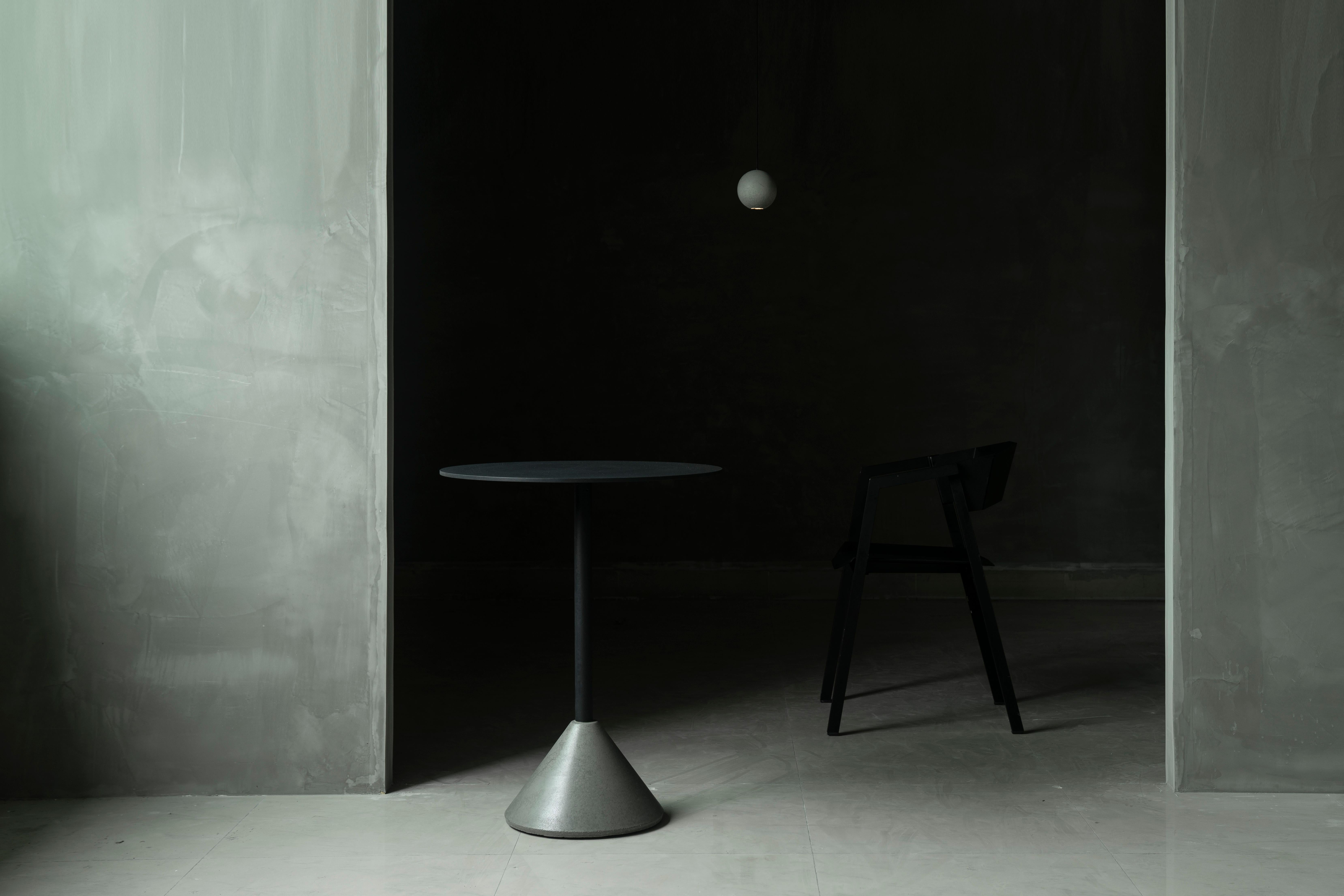 Industriel Table de salle à manger ronde 'DING' en béton et aluminium 'Black' en vente