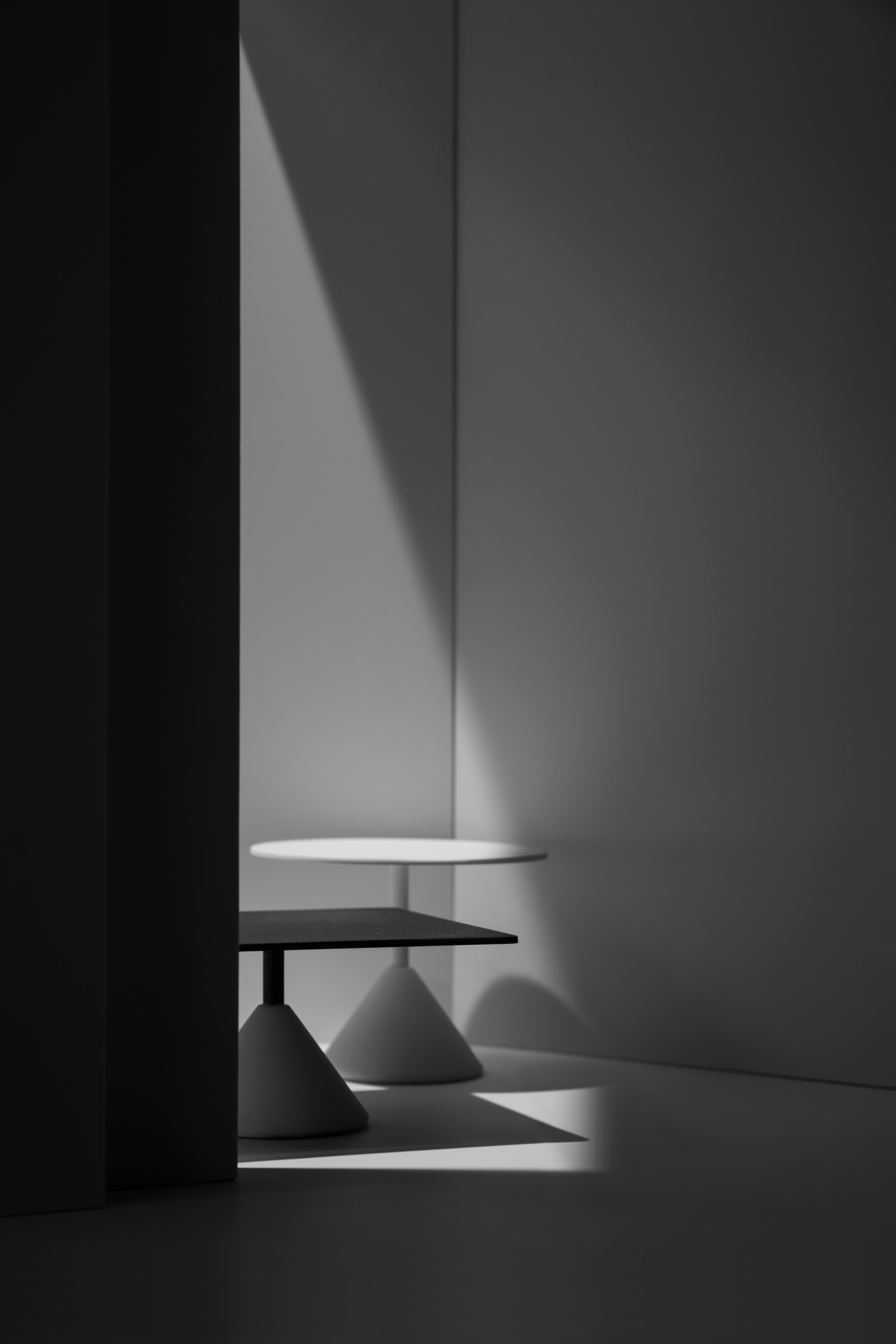 XXIe siècle et contemporain Table de salle à manger ronde 'DING' en béton et aluminium 'Black' en vente