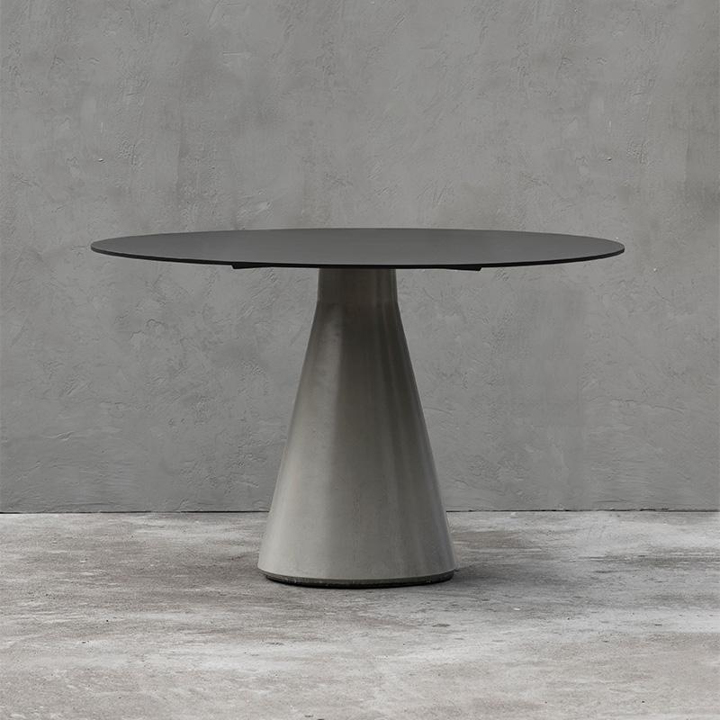 dING est une collection de tables : tables basses, tables d'appoint, tables à manger, tables de bar. 
La base est en béton et la structure et le sommet en aluminium (noir).
Par Bentu design

Plateau et structure : Aluminium
Base de la table :