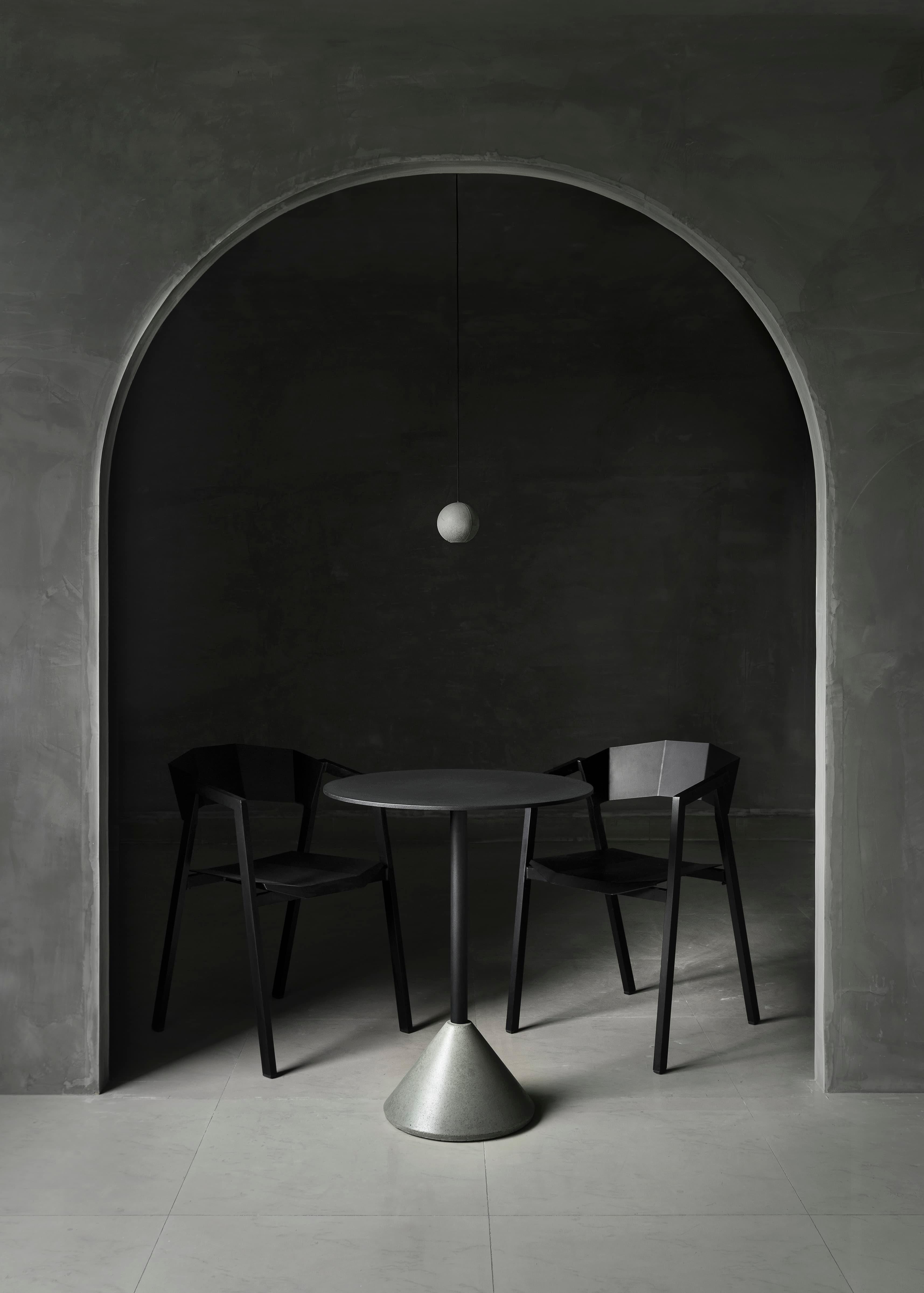 dING est une collection de tables : Tables basses / d'appoint, tables à manger, tables de bar.
La base est en béton et la structure et le sommet en aluminium (noir ou blanc).
par Bentu design

Plateau et structure : Aluminium
Base de la table :