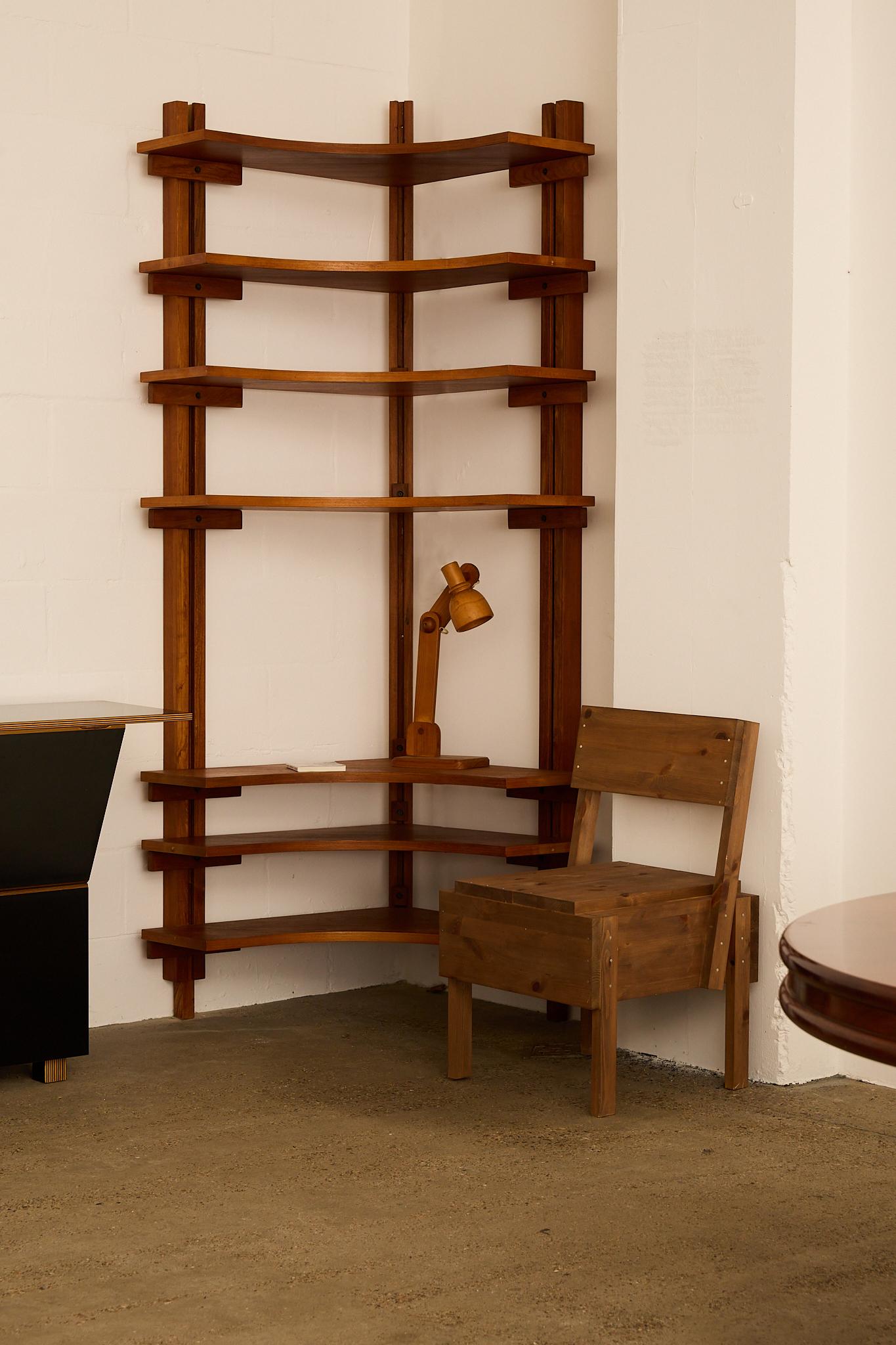 Table de salle à manger ronde de La Permanente Mobili Cantù, dotée d'un épais plateau à double arête sur un sculptural piédestal en forme de croix en bois aux tons chauds.