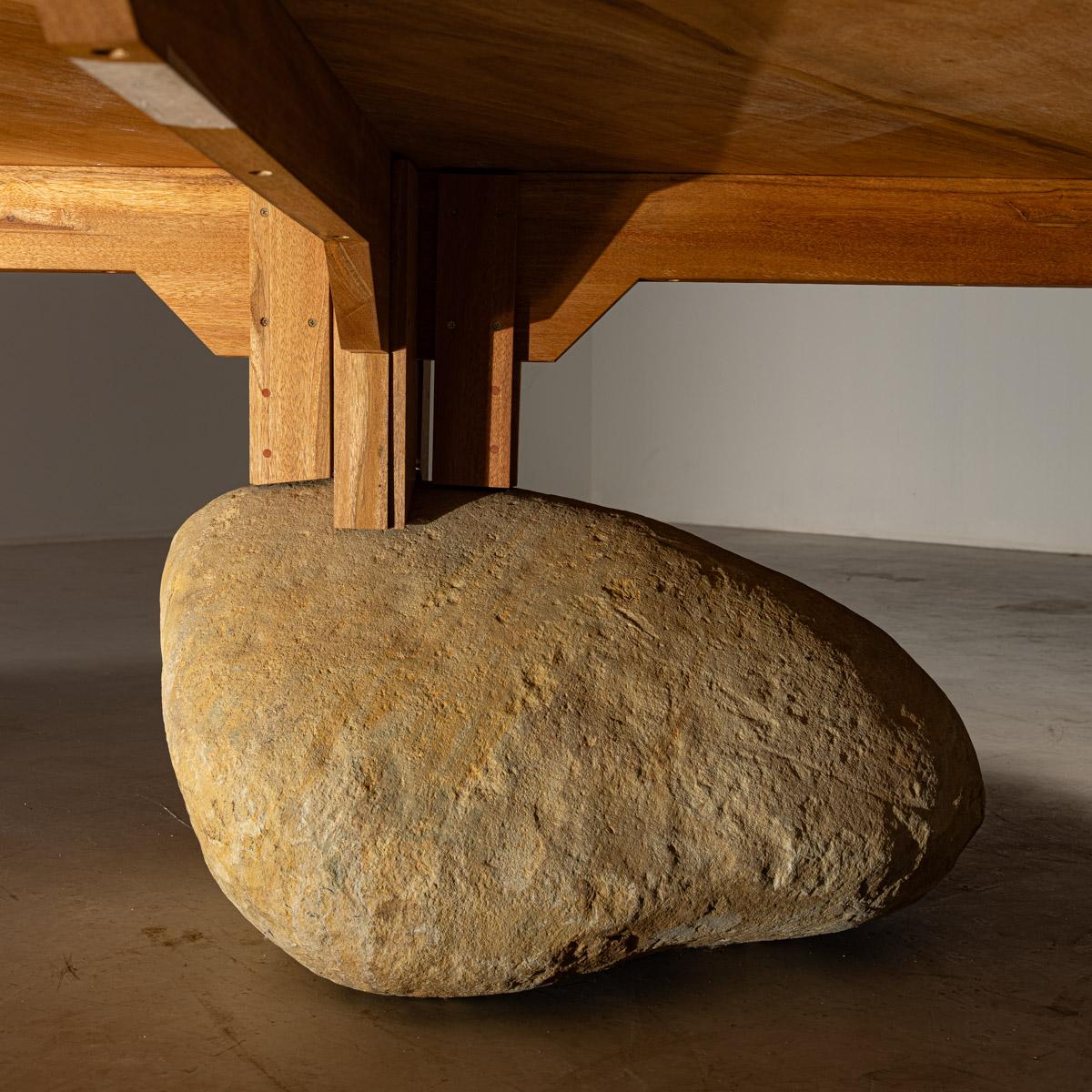 Table de salle à manger ronde en bois de Catuaba et pierre de rivière par Rodrigo Silveira, Brésil en vente 4
