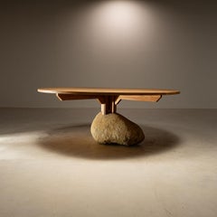 Tavolo da pranzo rotondo in Wood Wood e River Stone di Rodrigo Silveira, Brasile