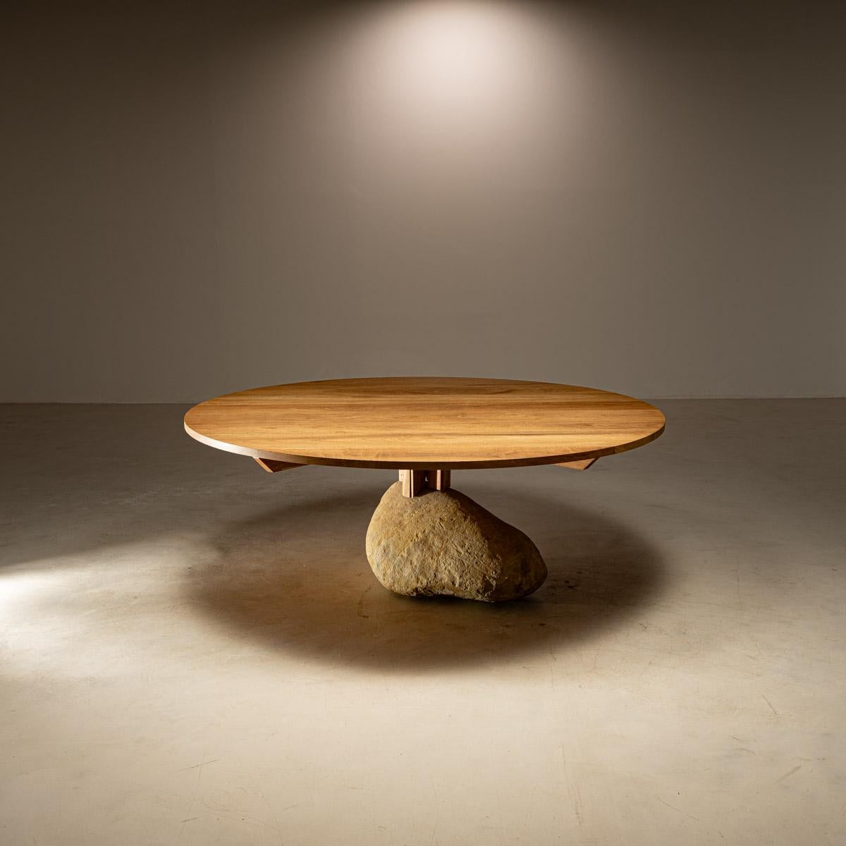 Brésilien Table de salle à manger ronde en bois de Catuaba et pierre de rivière par Rodrigo Silveira, Brésil en vente