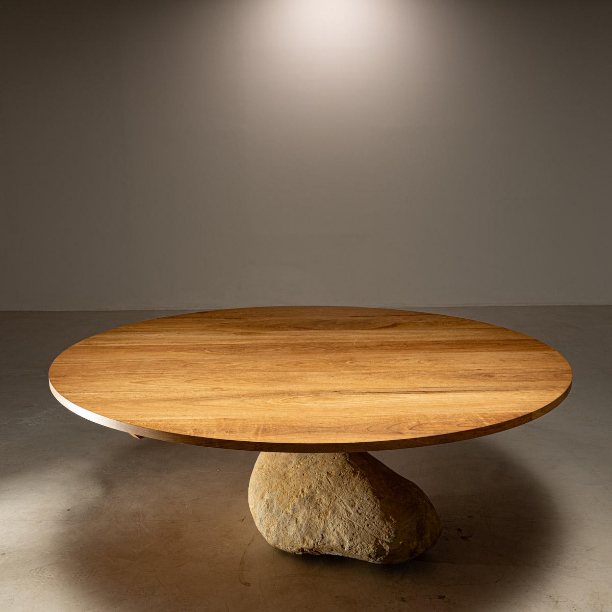 Table de salle à manger ronde en bois de Catuaba et pierre de rivière par Rodrigo Silveira, Brésil Neuf - En vente à Sao Paulo, SP