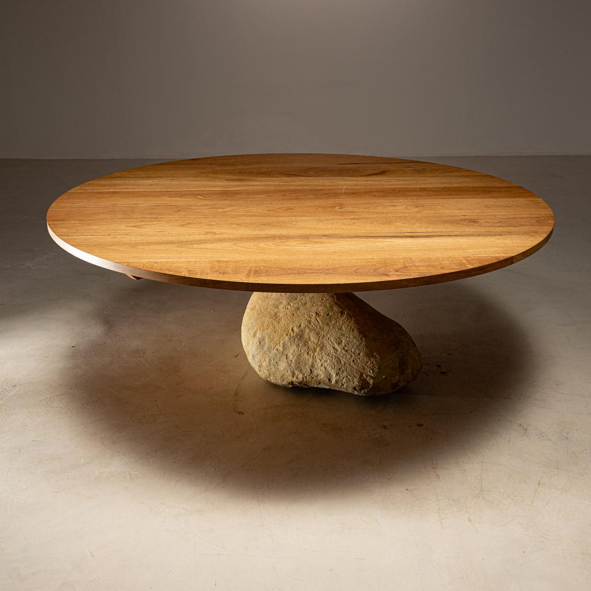 XXIe siècle et contemporain Table de salle à manger ronde en bois de Catuaba et pierre de rivière par Rodrigo Silveira, Brésil en vente