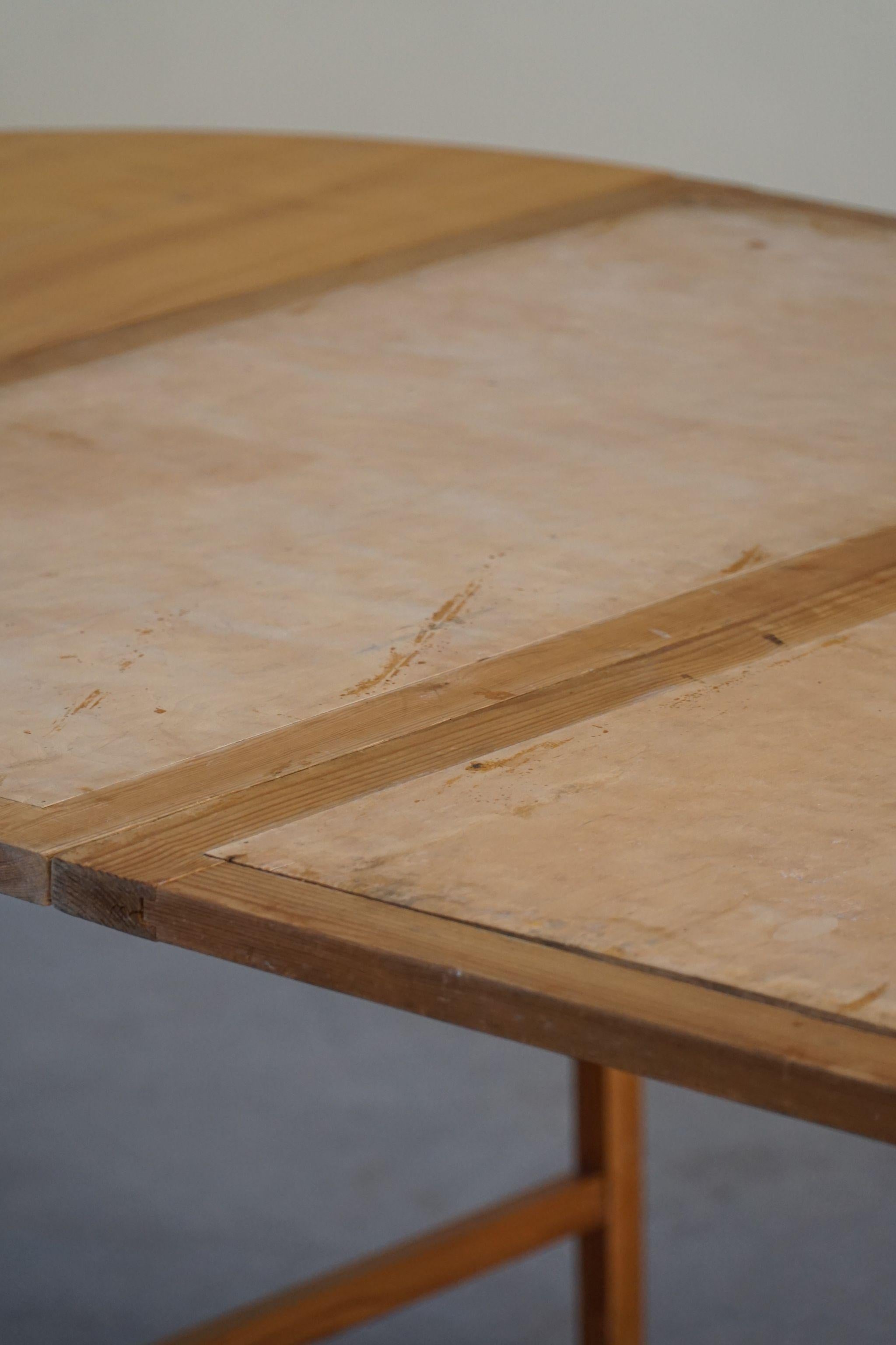 Round Dining Table in Elm Wood with Four Extensions, Danish Cabinetmaker, 1950s 6