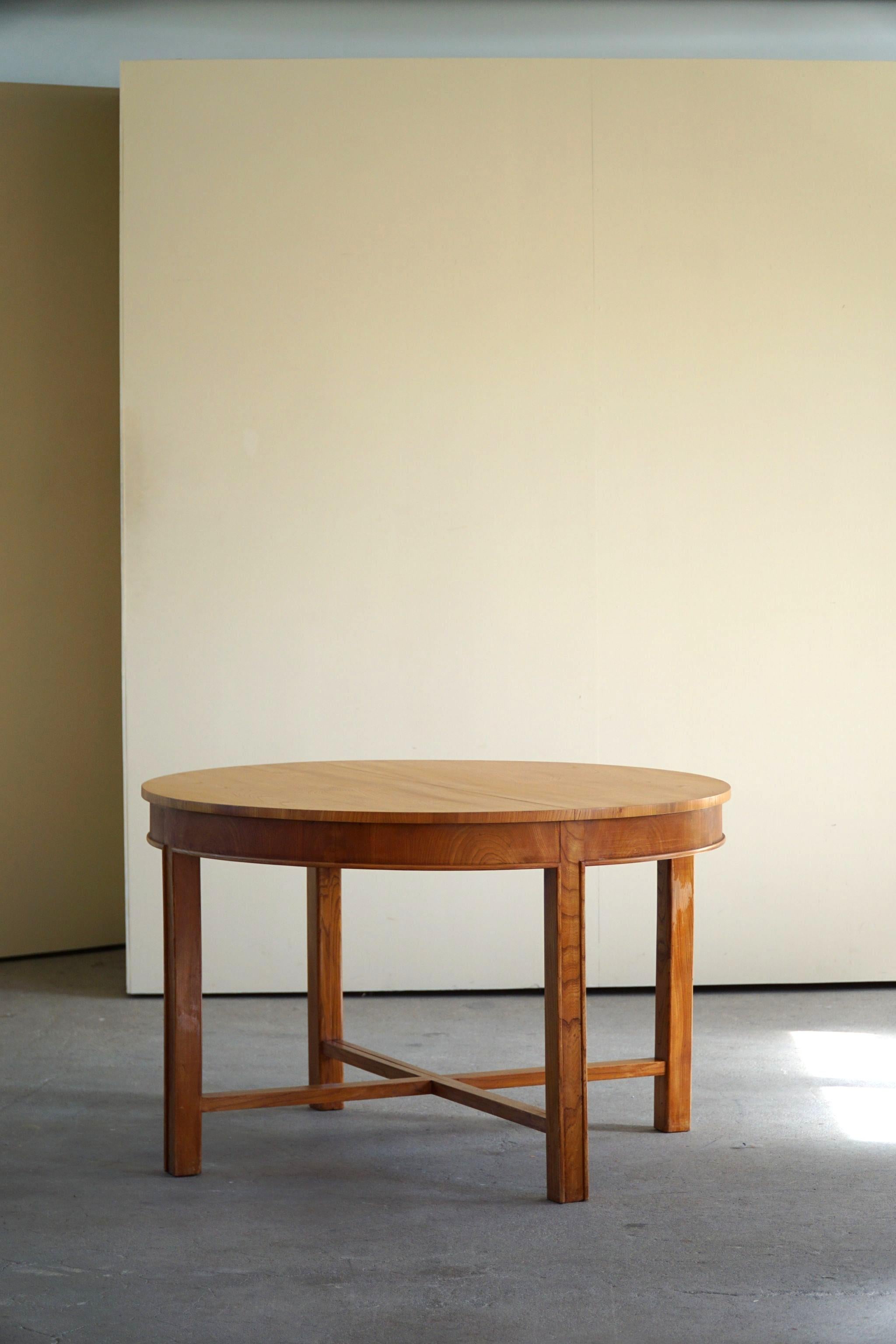 Round Dining Table in Elm Wood with Four Extensions, Danish Cabinetmaker, 1950s 10