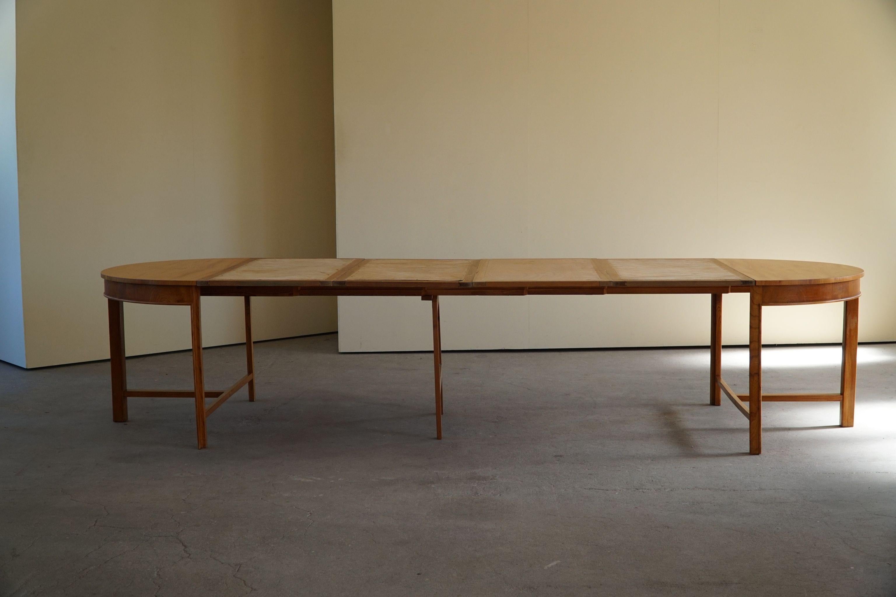 Round Dining Table in Elm Wood with Four Extensions, Danish Cabinetmaker, 1950s 4