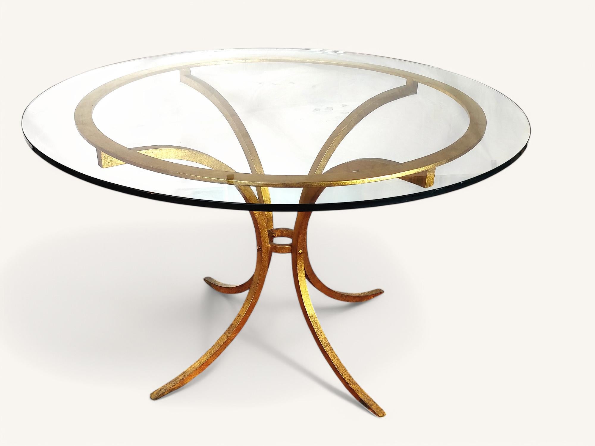 Gran mesa de comedor redonda de metal dorado de Robert Thibier.

La pieza metálica mide 98 cm de diámetro y 73 cm de altura.
Con su cristal, la mesa mide 120 cm de diámetro.

Algunos signos de envejecimiento en las patas, por lo demás el dorado está