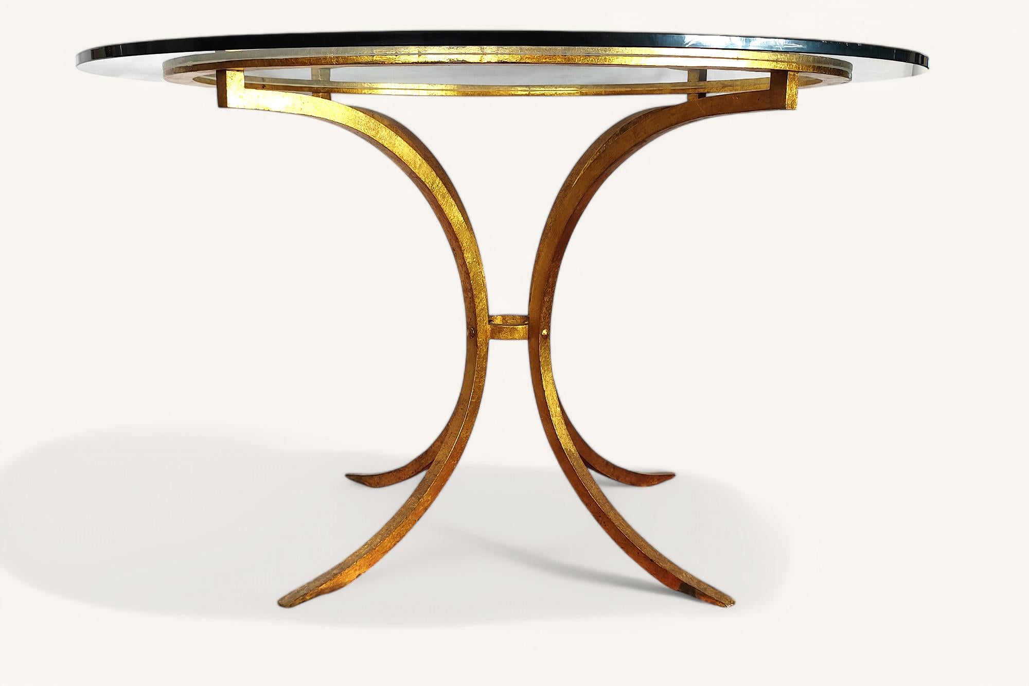 Mesa de comedor redonda de metal dorado y cristal de Robert Thibier (1926-2001) Moderno de mediados de siglo en venta