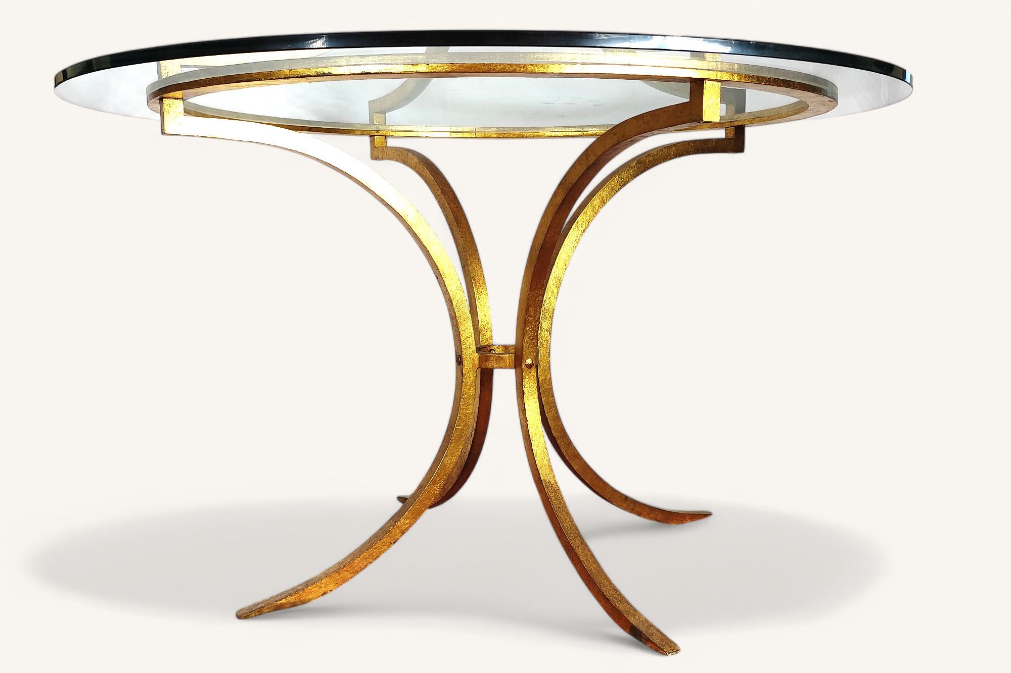 Mesa de comedor redonda de metal dorado y cristal de Robert Thibier (1926-2001) Francés en venta