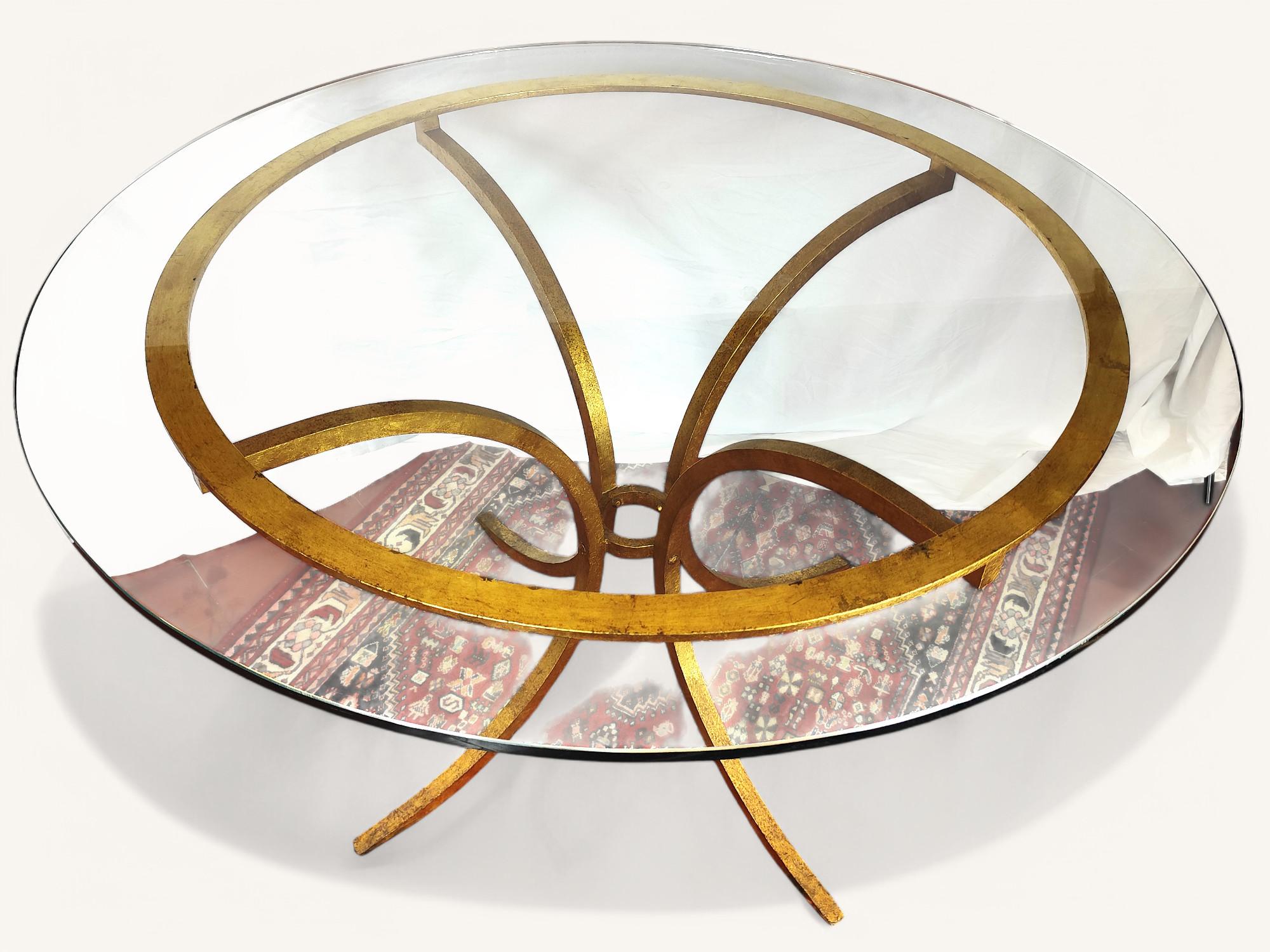Mesa de comedor redonda de metal dorado y cristal de Robert Thibier (1926-2001) Dorado en venta