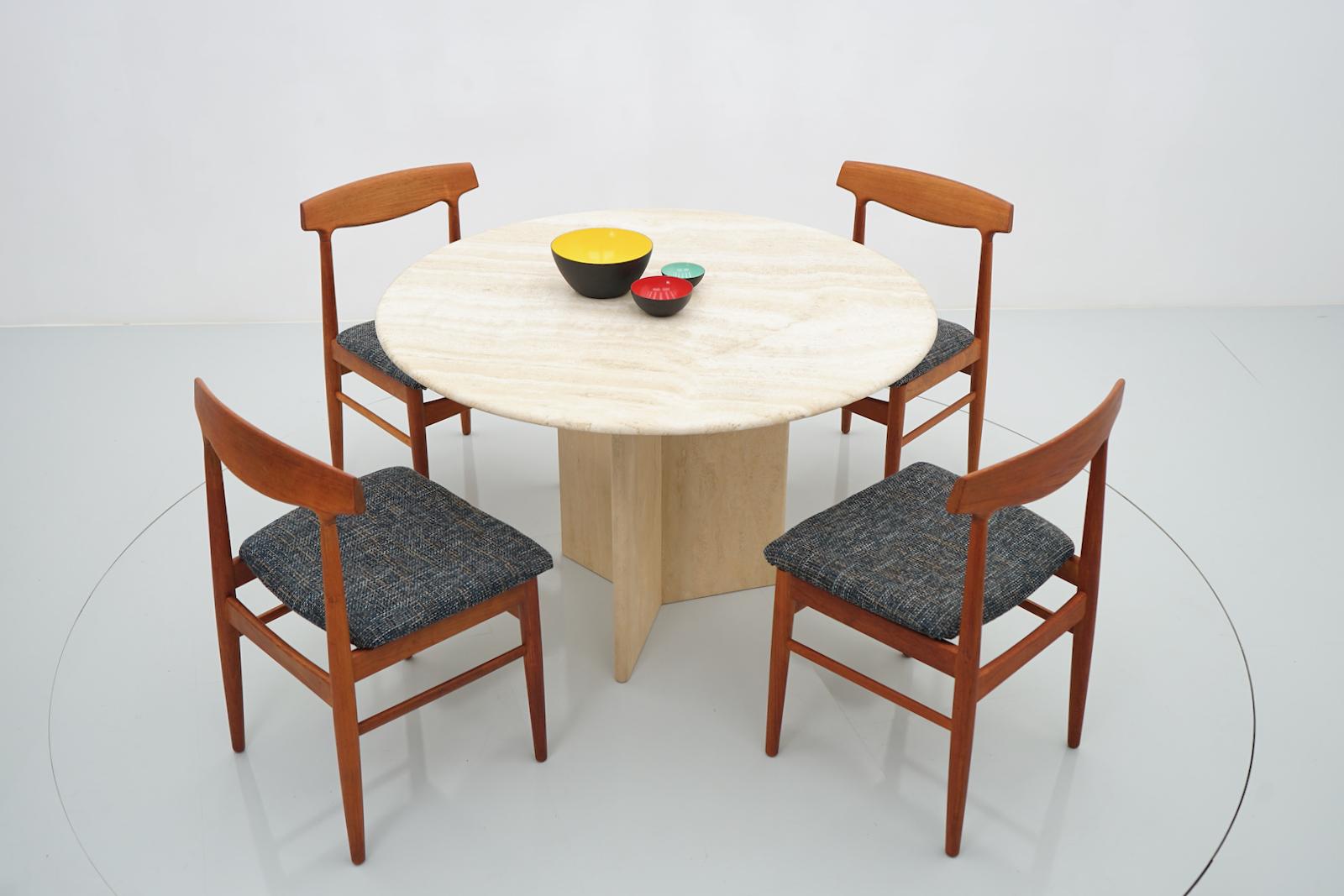 Round Dining Table in Italian Travertine Stone, 1970s In Good Condition In Frankfurt / Dreieich, DE