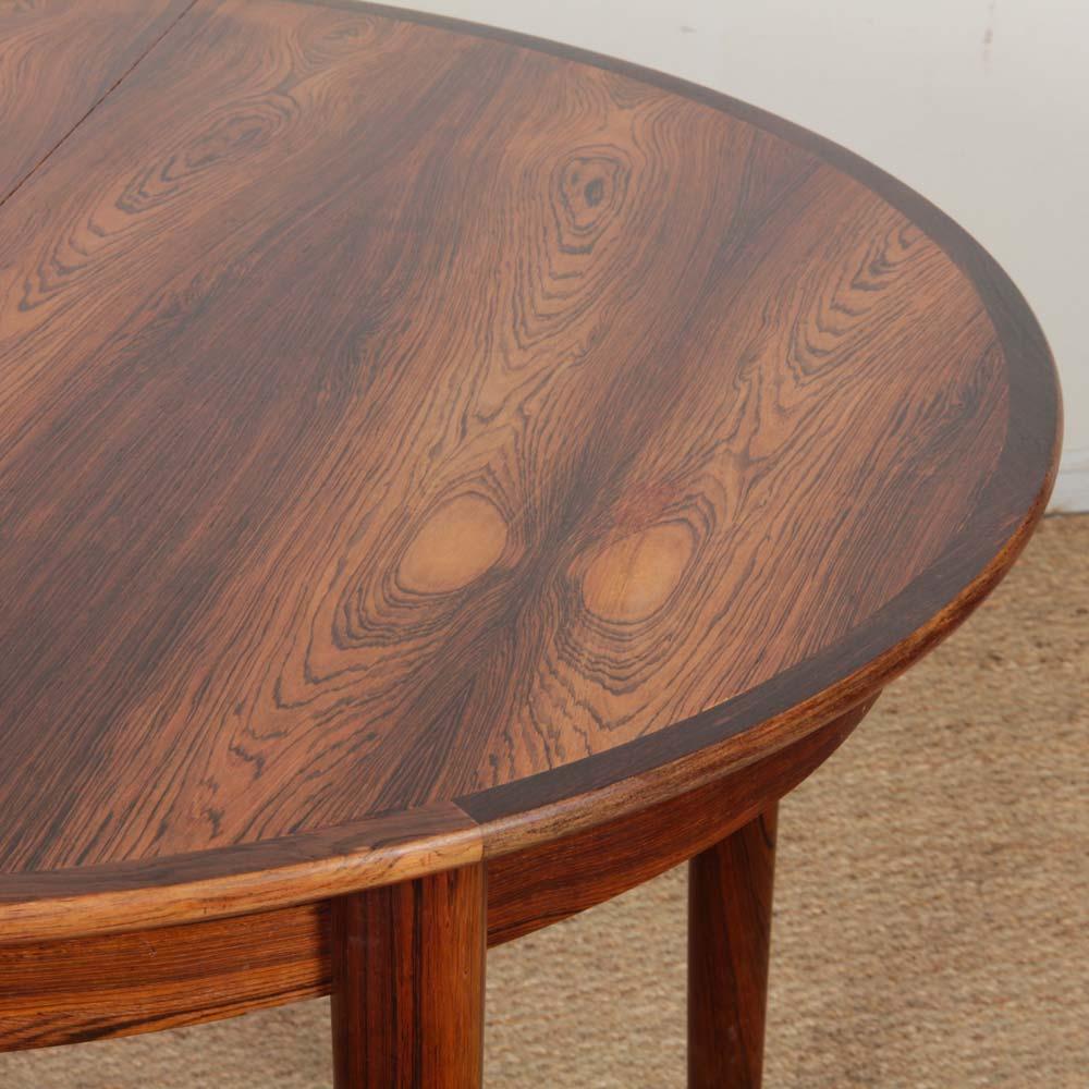 Round dining table in palissander by Johannes Andersen, 1960s In Good Condition For Sale In MONTESSON, FR