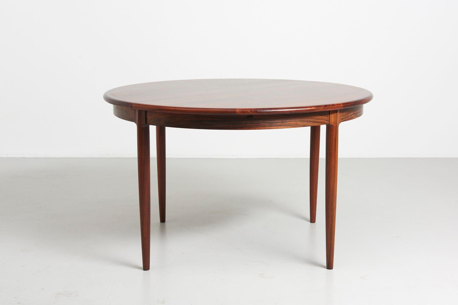 Round dining table in rosewood with extension of 50 cm. Design by Niels Otto Møller in the 1960s. Made by J.L. Møller, in Denmark.

Dimensions :
diameter 123 cm
extension 50cm
height 73 cm.


