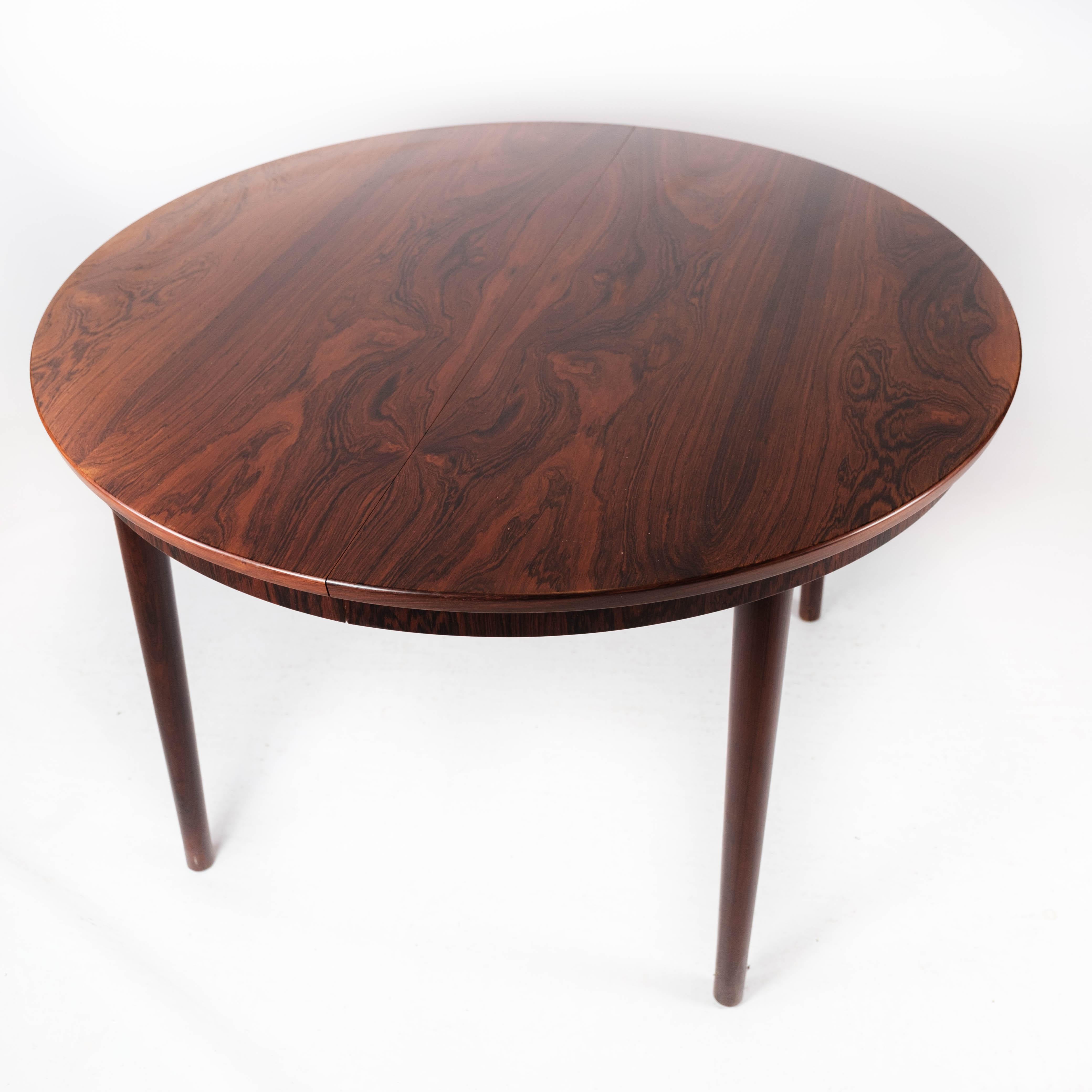 Round dining table in rosewood of Danish design from the 1960s. The table is in great vintage condition.