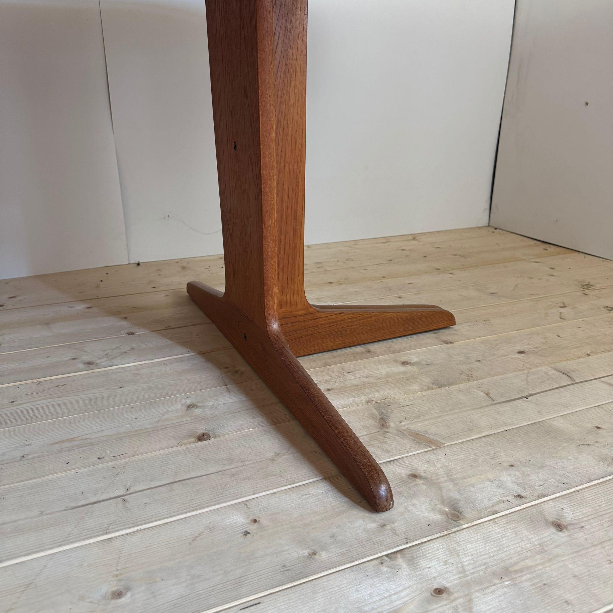 Mid-Century moderno Round dining table in teak, Denmark 1960 in vendita